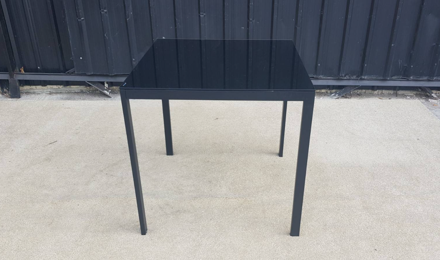 黑色金属桌，玻璃桌面