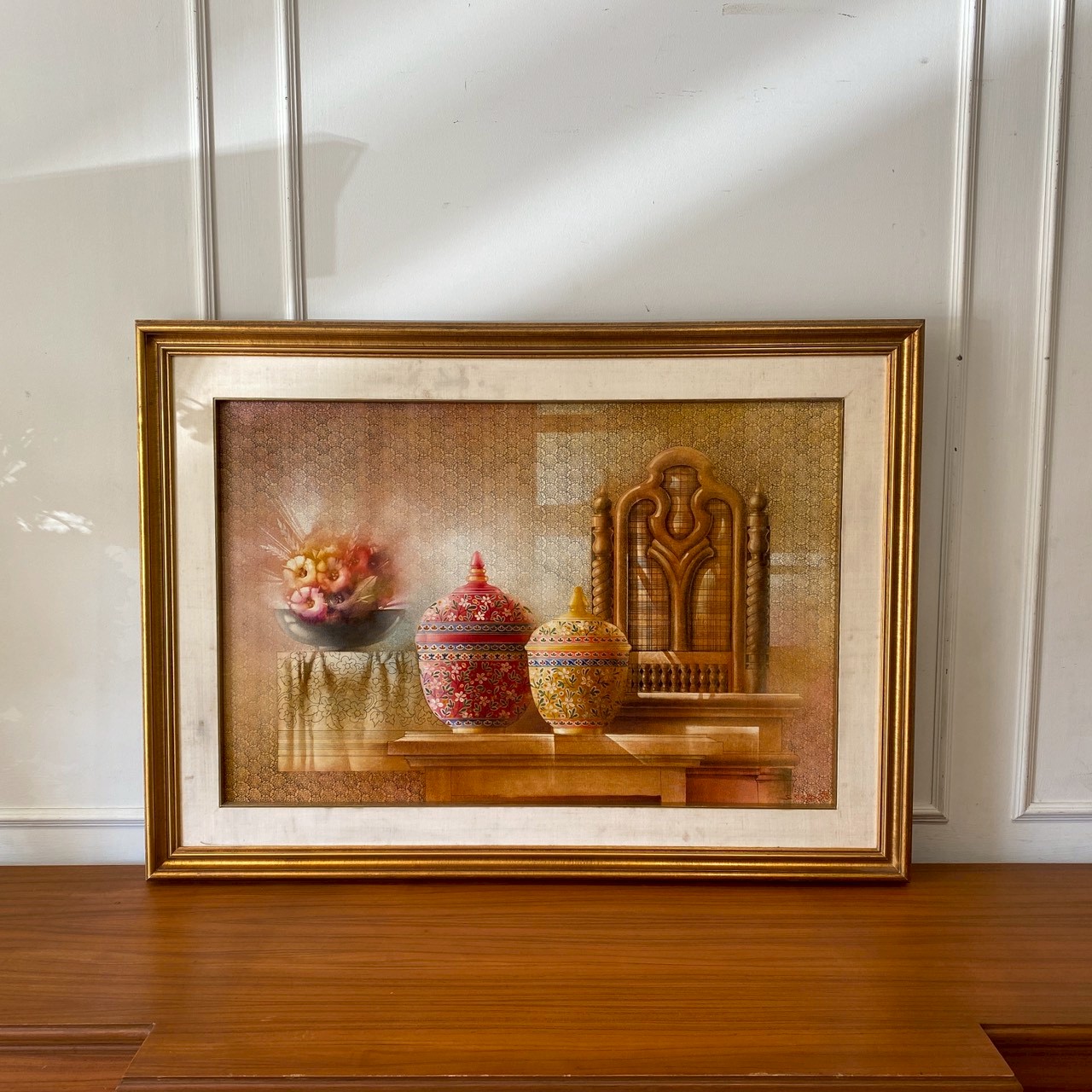 一幅装裱于金框中的本加隆瓷器画作。宽 112 厘米。