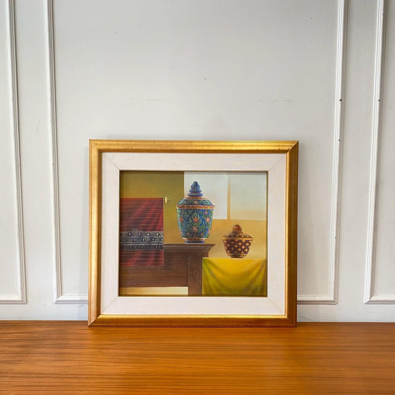 镶嵌于金色画框中的本加隆瓷器画作，宽 71 厘米。