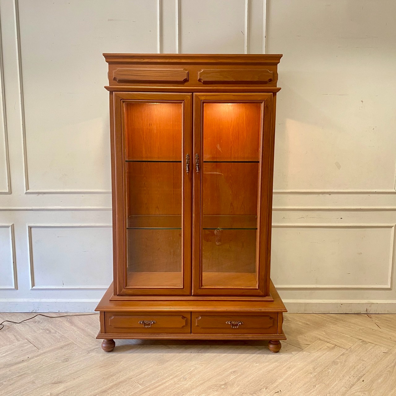 复古风格柚木展示柜，双门双抽屉。