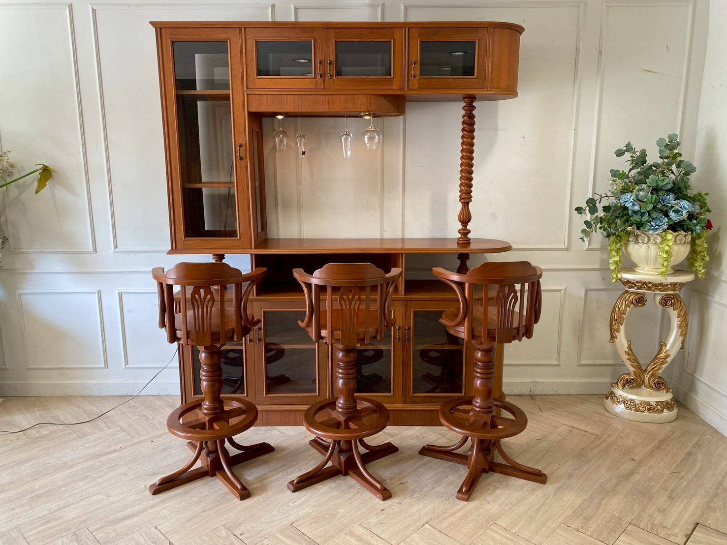 ตู้บาร์สูงโครงไม้สัก 3 ชั้น บานเปิดกระจก พร้อมเก้าอี้บาร์ไม้สัก (1)