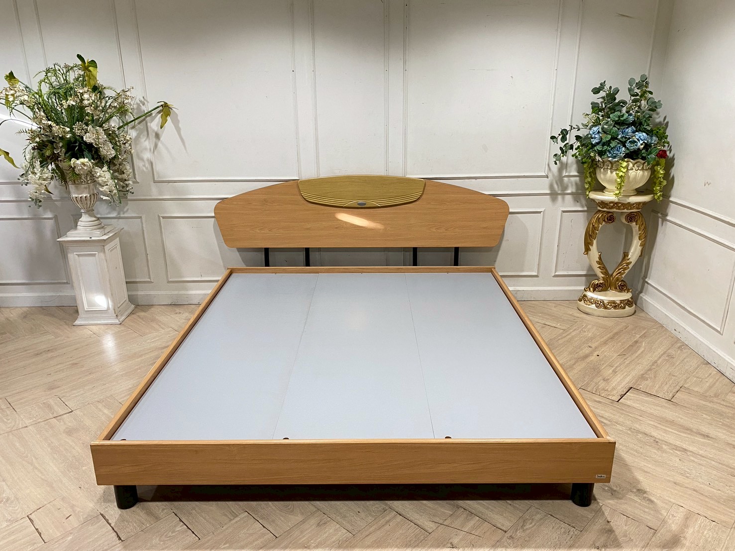 6英尺（约1.83米）木质床，米白色，Index品牌。