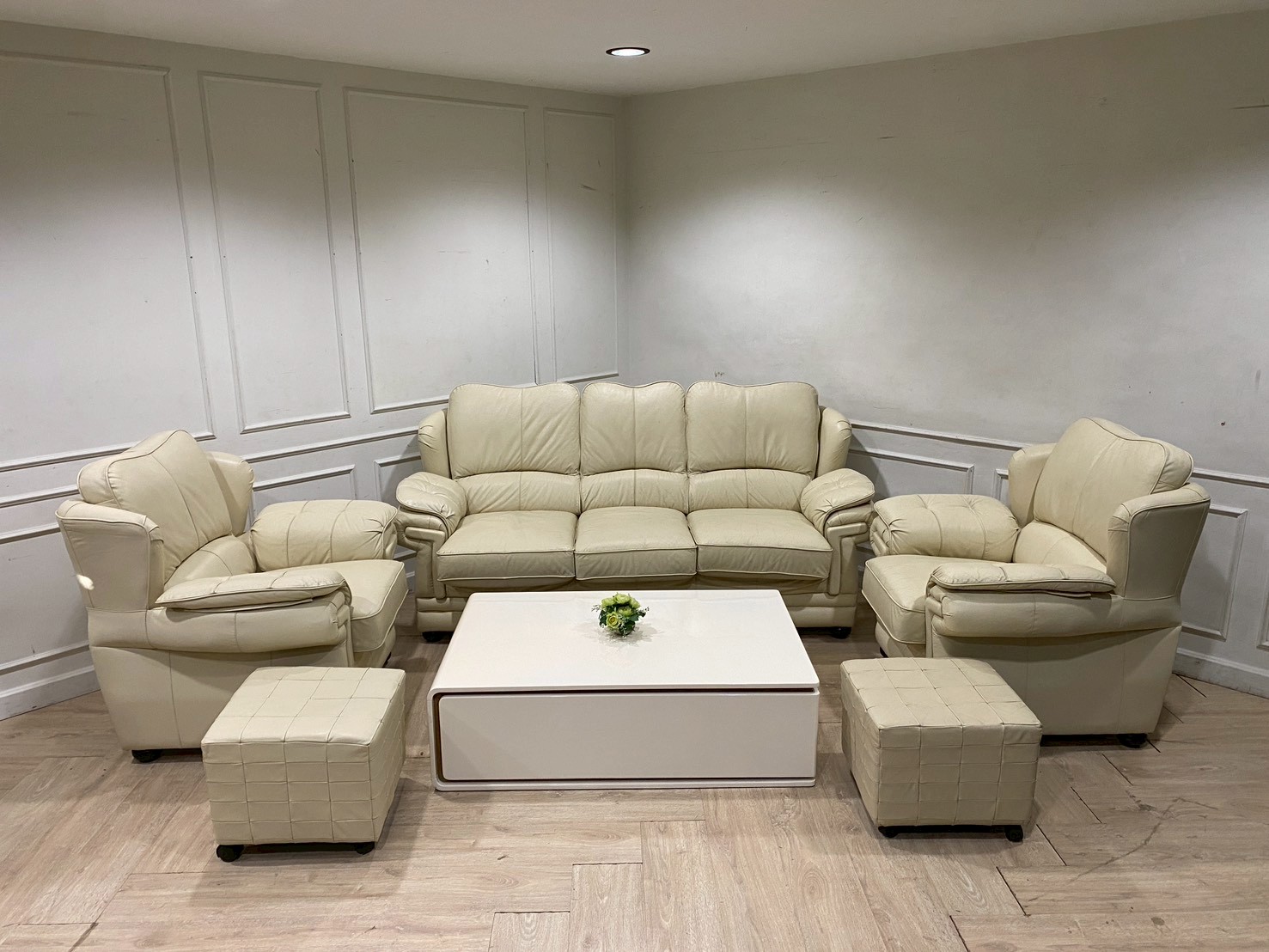 ชุดโซฟา + สตูล เบาะหนังแท้ สีครีม (1)