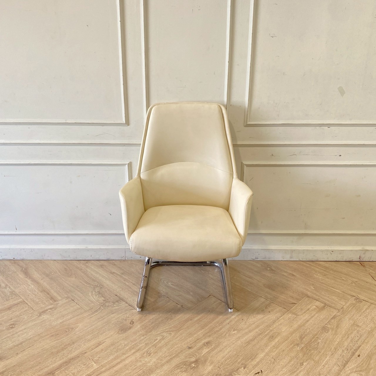 เก้าอี้สำนักงาน เบาะหนัง ขาเหล็ก ทรง U สีครีม (1)