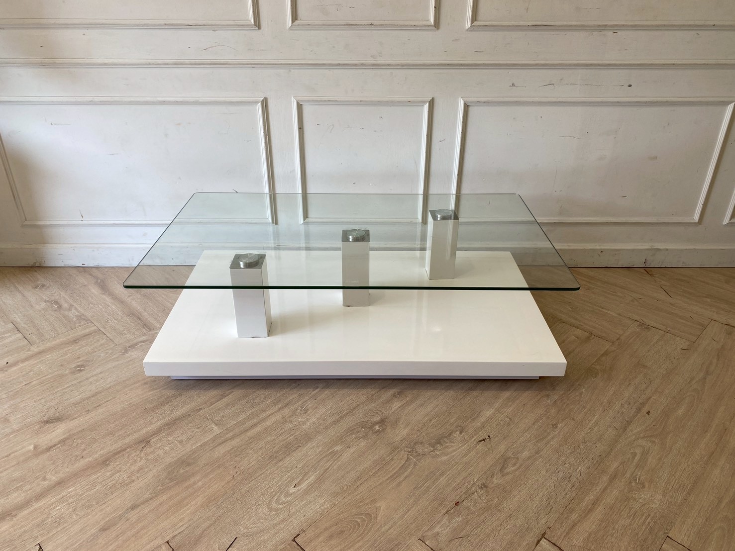 โต๊ะกลาง ท็อปกระจก ขาสเเตนเลส สีขาว (1)