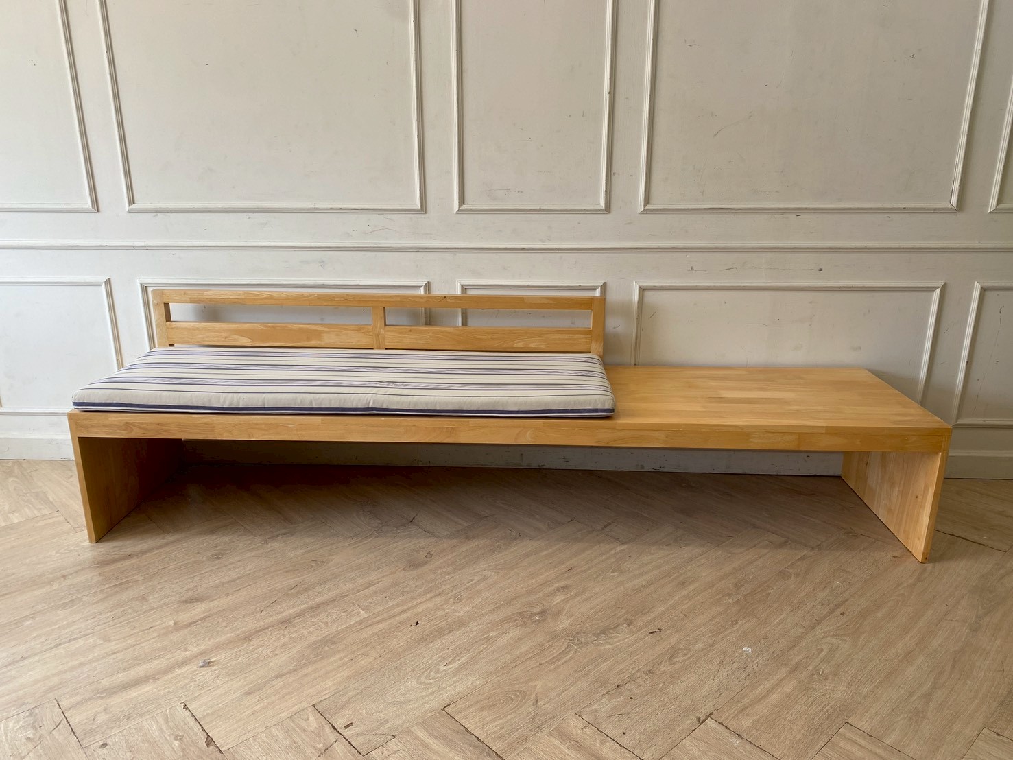 ม้านั่งยาวไม้ เสริมเบาะรองนั่ง (1)