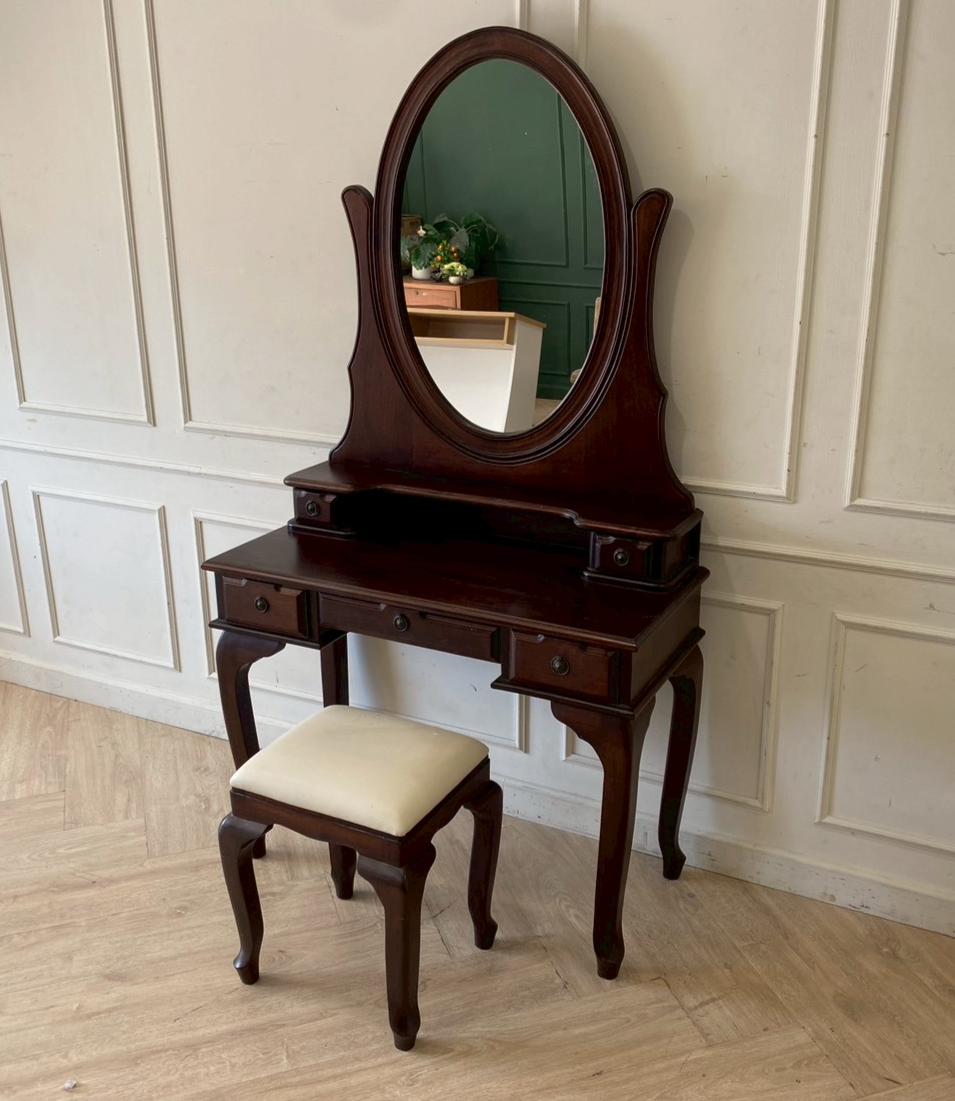 柚木梳妆台，配白色皮革软垫凳。