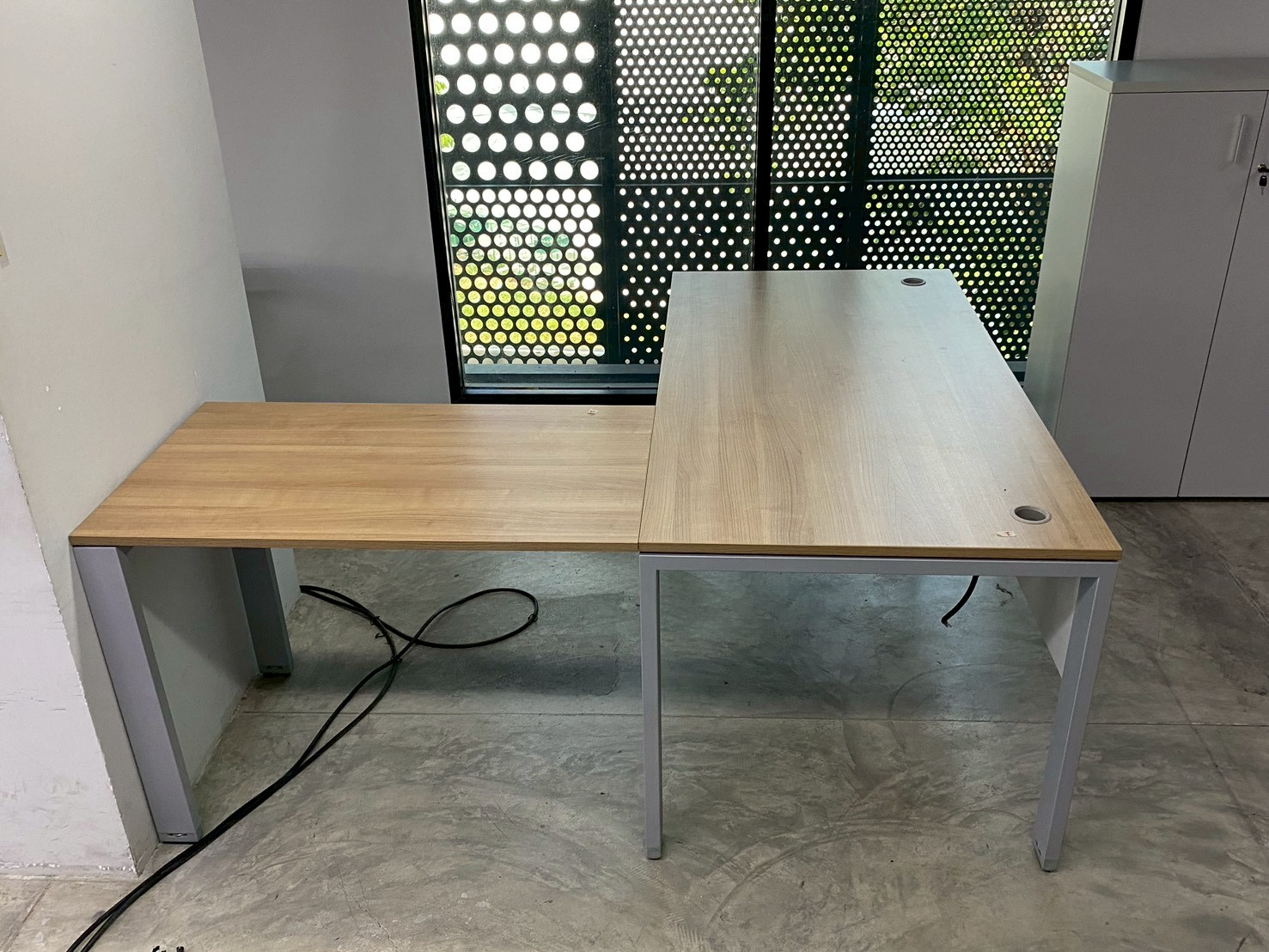 โต๊ะทำงาน เข้ามุมแอล ขาเหล็ก ท็อปไม้สีน้ำตาลอ่อน พร้อมรางปลั๊กไฟ ยี่ห้อ PROFLEX