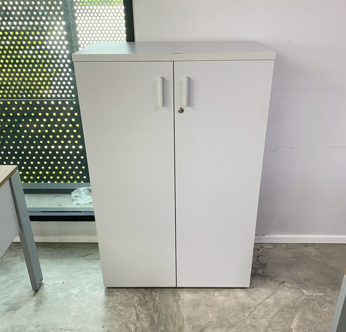 灰色双门高型文件柜。