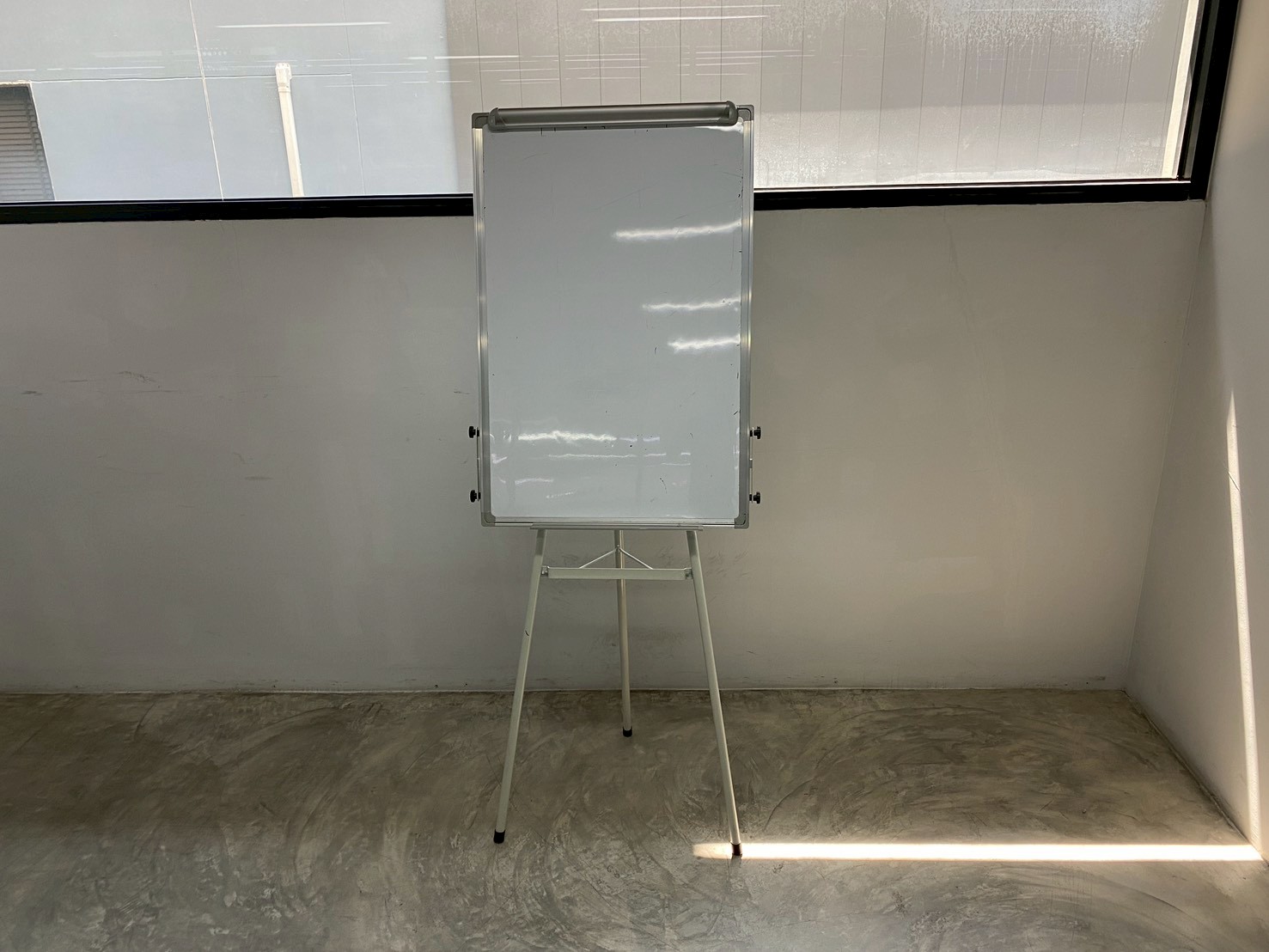 กระดานฟลิปชาร์ท สีขาว พร้อมขาตั้ง (2)