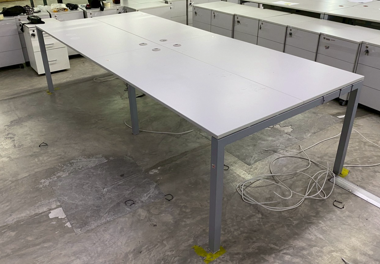 โต๊ะทำงานกลุ่ม 4 ที่นั่ง ขาเหล็ก สีเทา พร้อมรางปลั๊กไฟ (2)