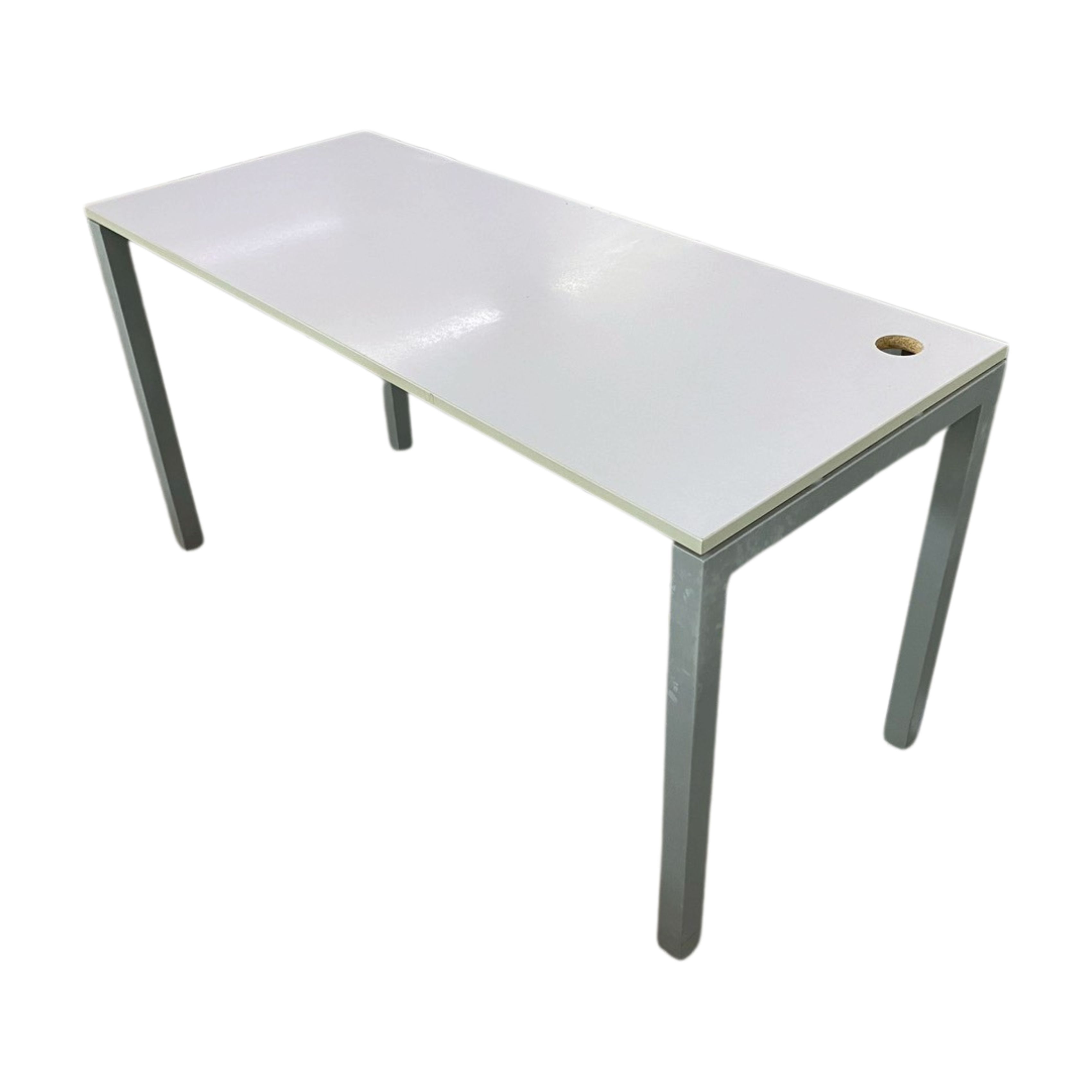 โต๊ะทำงาน ขาเหล็ก สีเทา พร้อมรางปลั๊กไฟ (4)