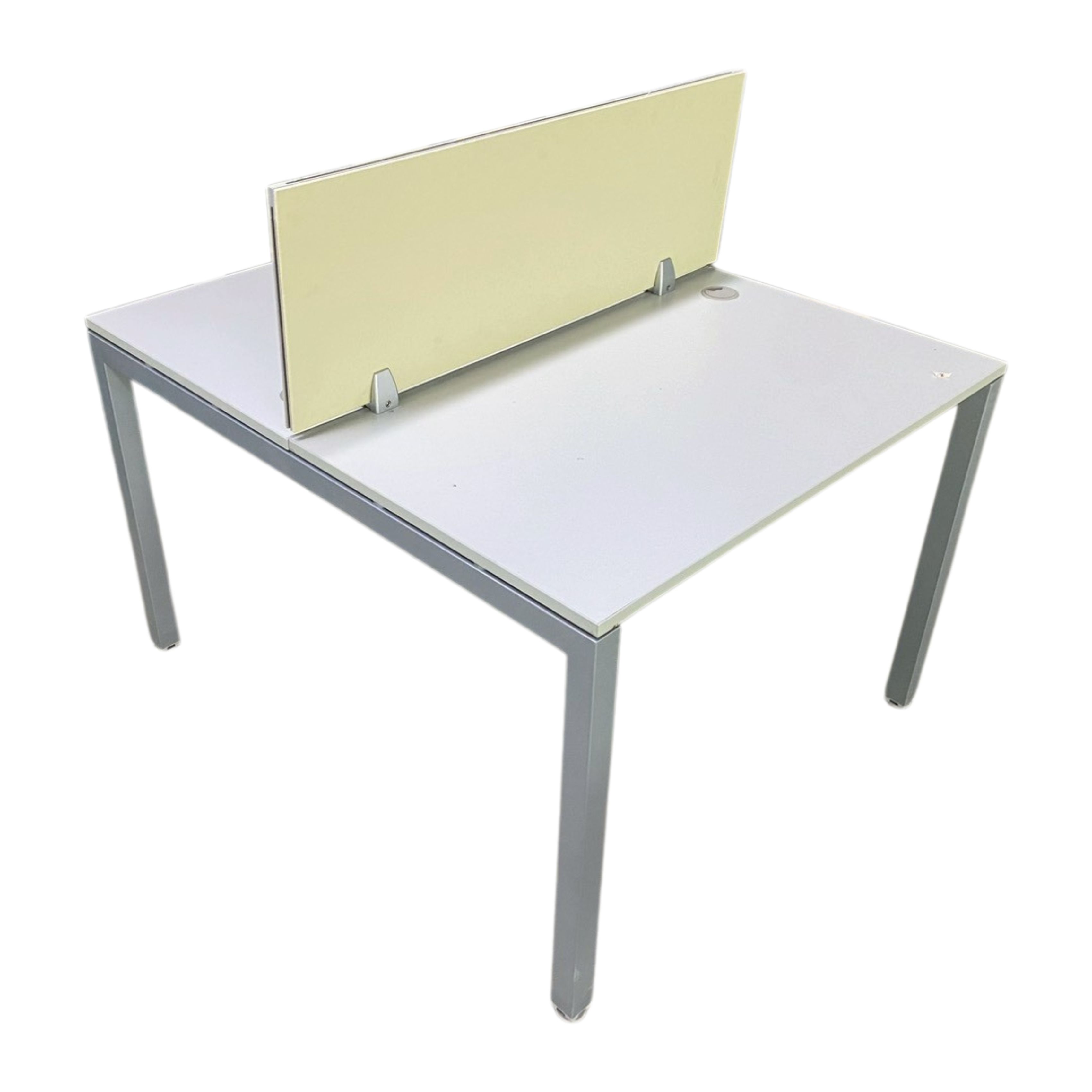 โต๊ะทำงานกลุ่ม 2 ที่นั่ง ขาเหล็ก สีเทา พาทิชั่นสีครีม พร้อมรางปลั๊กไฟ (1)