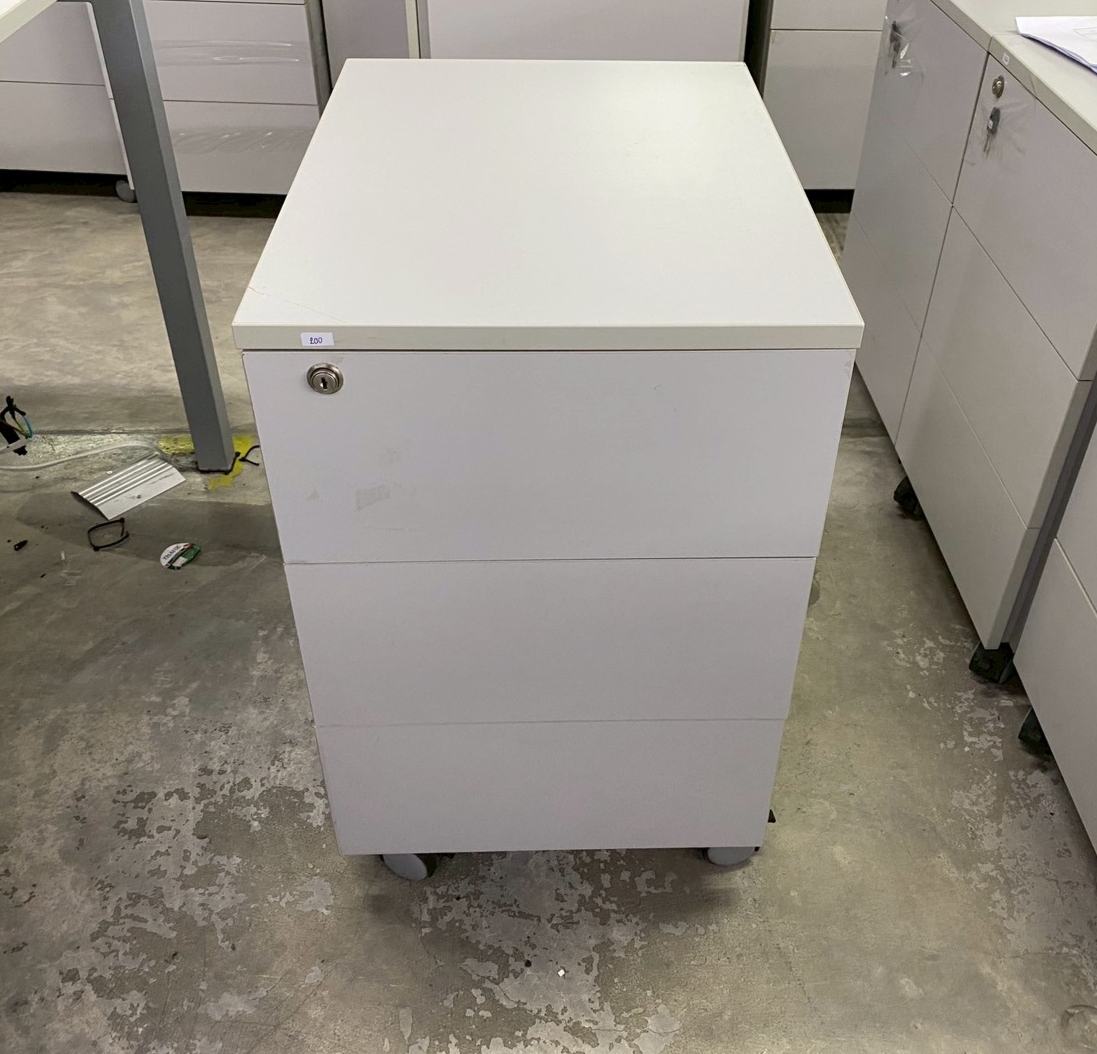 灰色三屉移动柜，带轮子，高 66 厘米。