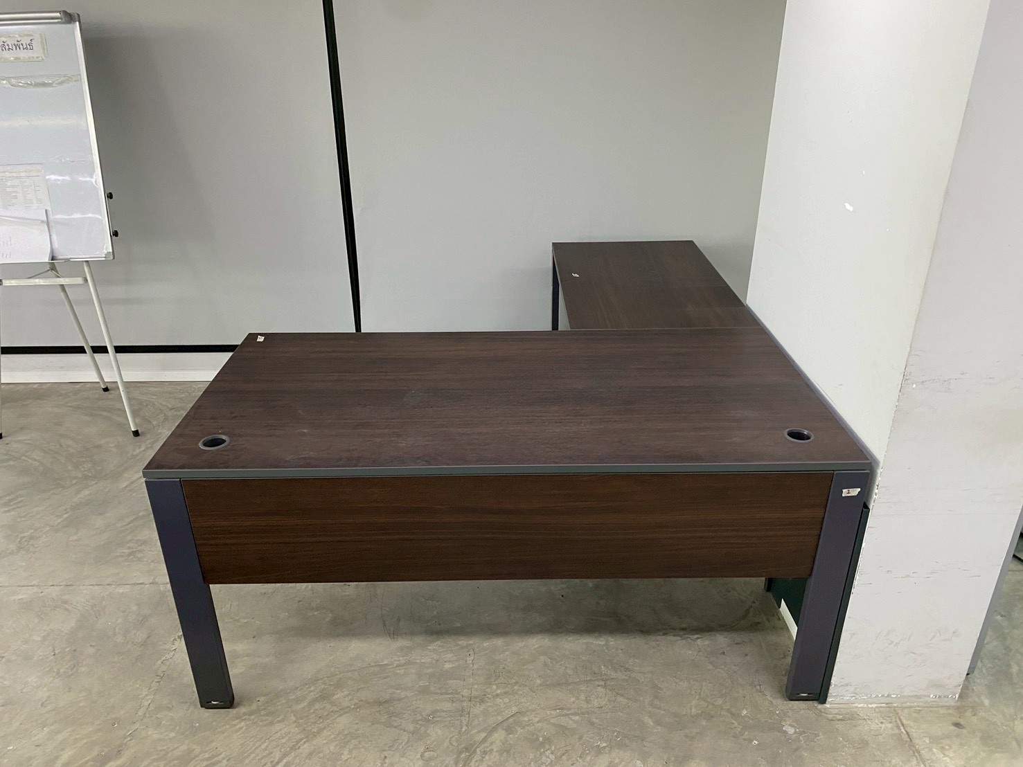 โต๊ะทำงาน เข้ามุมแอล ขาเหล็ก ท็อปไม้สีน้ำตาลเข้ม พร้อมรางปลั๊กไฟ (1)