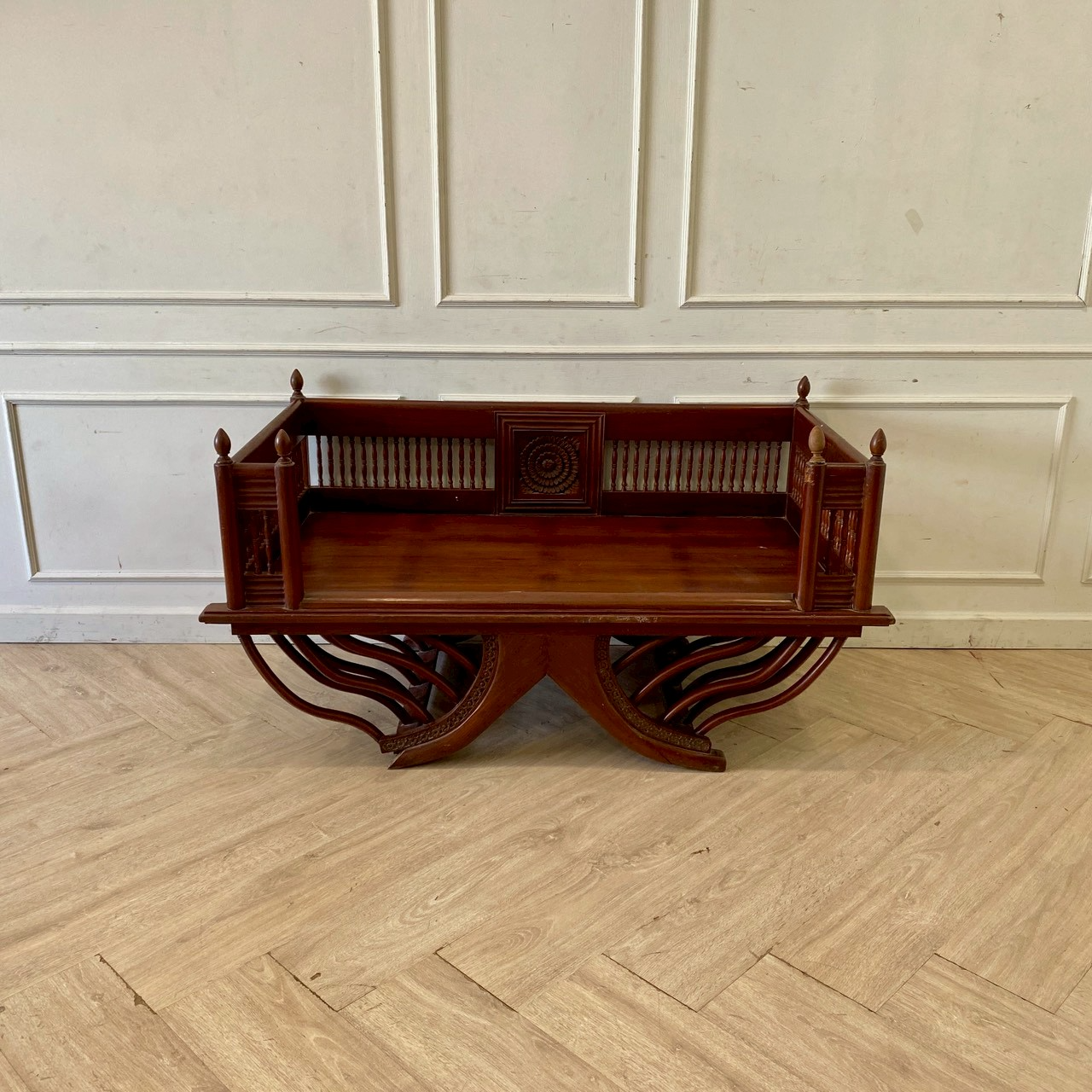 雕花木象鞍椅，宽 140 厘米