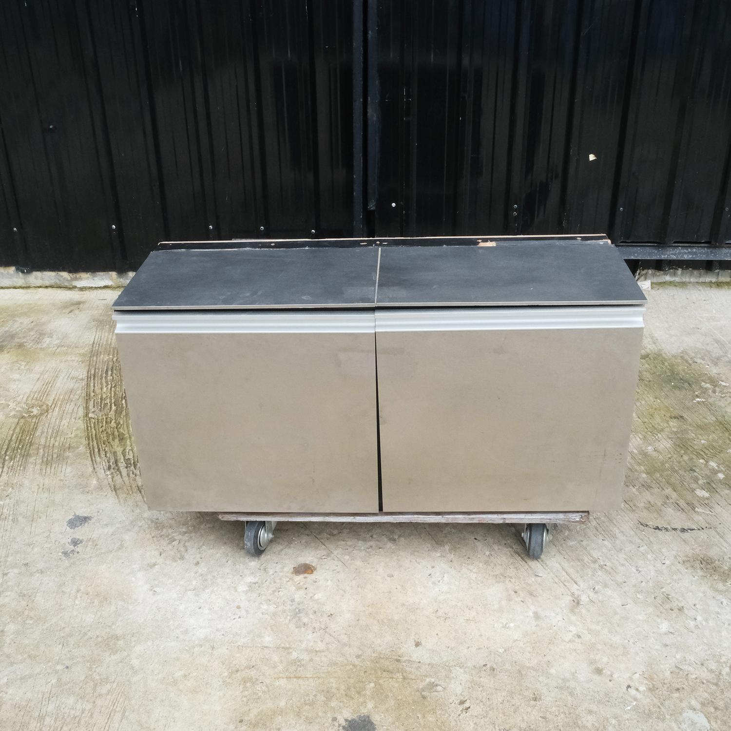 ตู้เก็บของอเนกประสงค์ ทรงเตี้ย ทำจากไม้ติดแผ่นสแตนเลสภายนอก (2)_Y9UY65CCQA