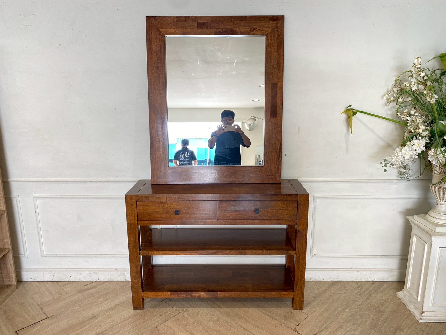 带两个抽屉的木质梳妆台