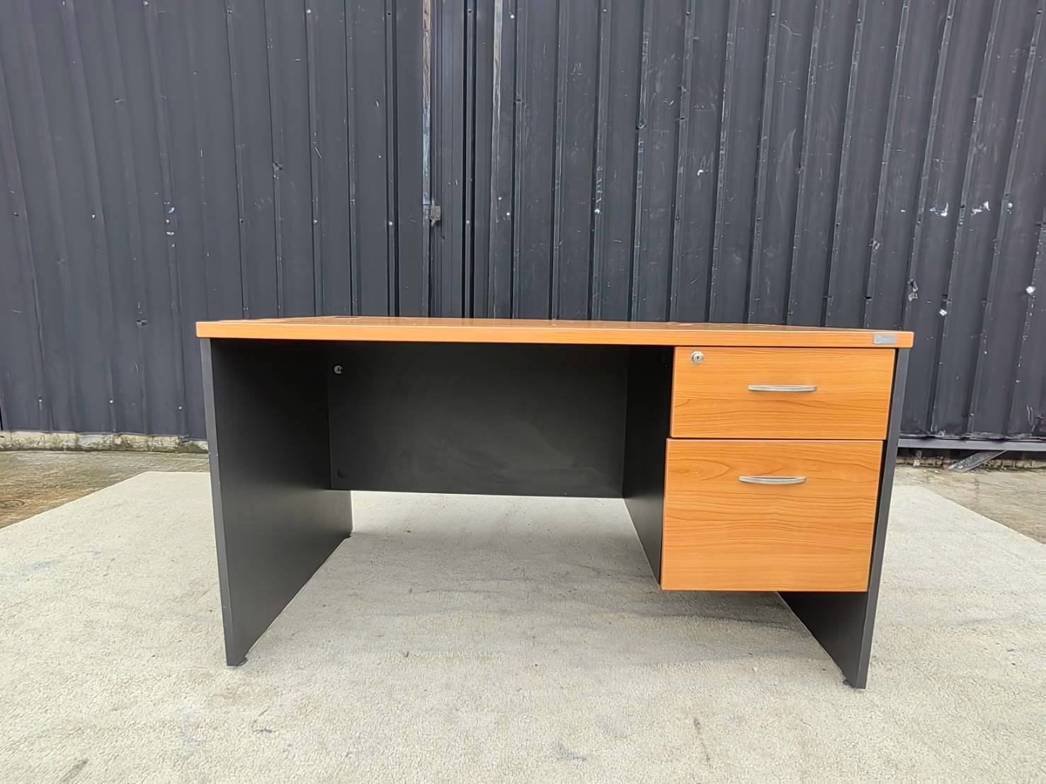โต๊ะทำงาน 2 ลิ้นชัก ขาไม้สีดำ Perfect office furniture (1)
