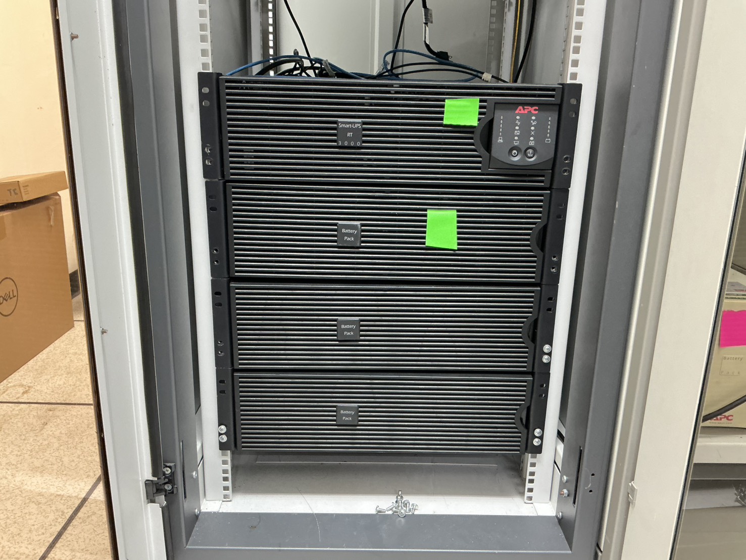 APC Smart-UPS RT 3000 UPS（配备 2 个外置电池组）