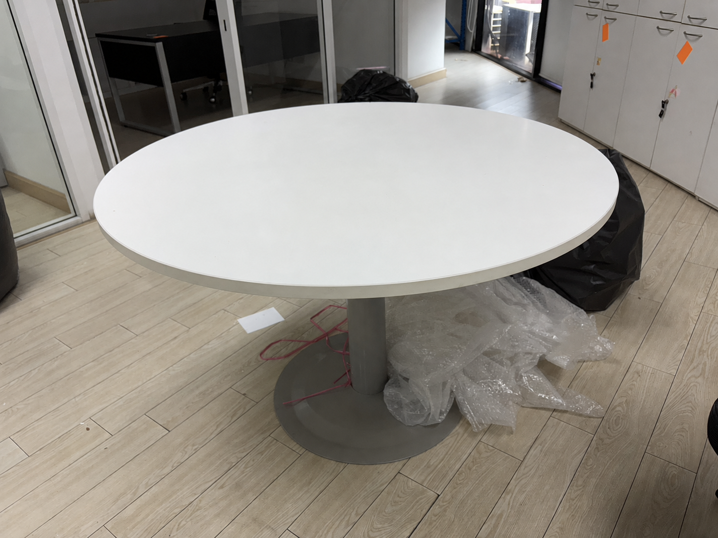 Round table with steel legs and white wooden top (1)