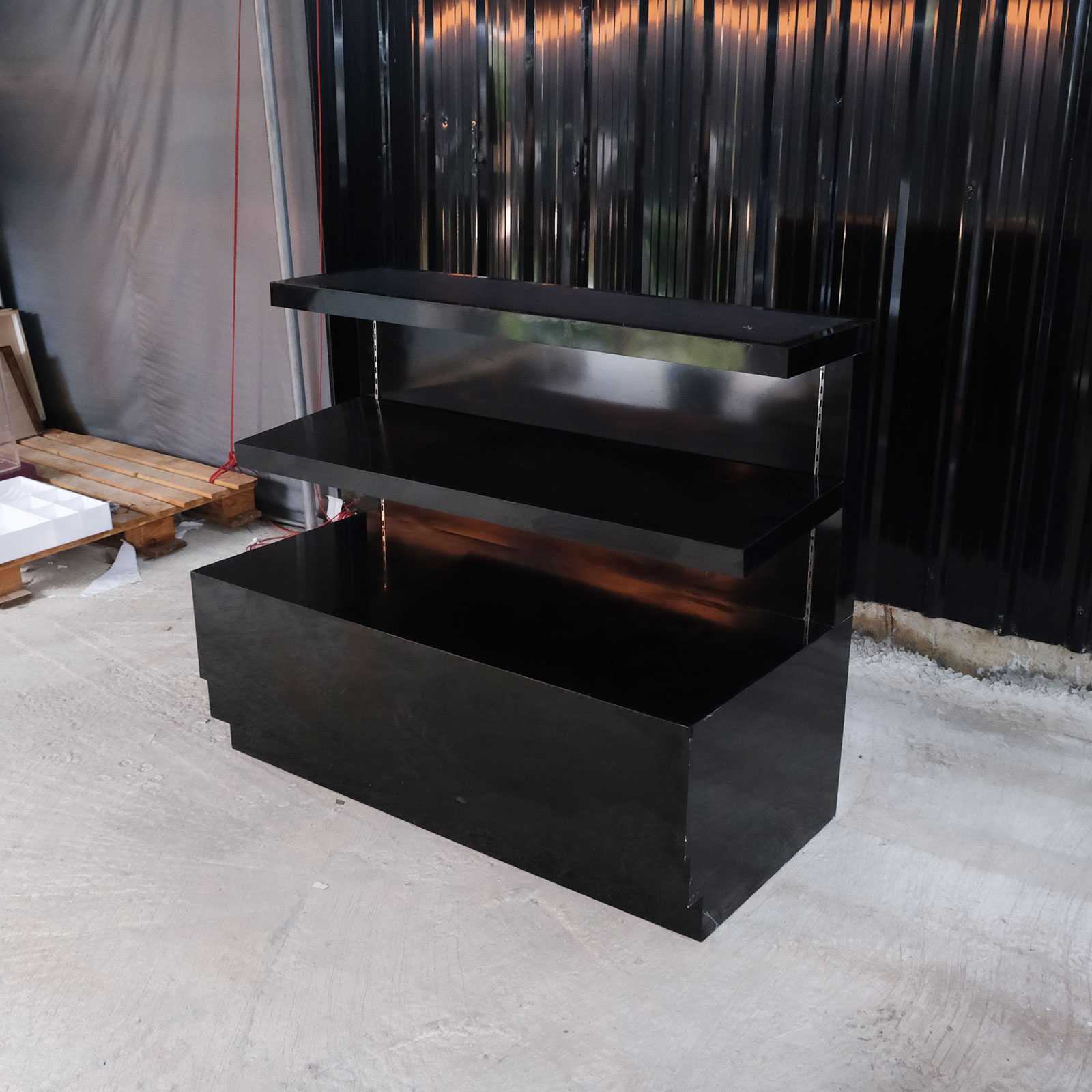 ชั้นวางสินค้า 3 ชั้น ปิดผิวไฮกรอสสีดำ มีตู้เก็บของด้านหลัง 2 บานเปิด (4)