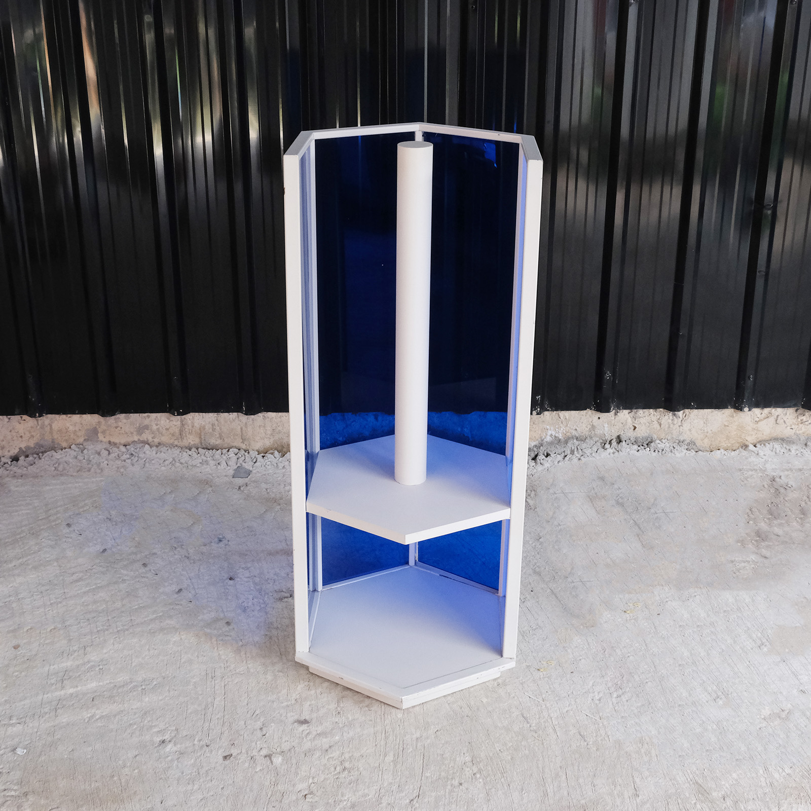ชั้นวางสินค้า 6 เหลี่ยม โครงเหล็ก กรอบอะคริลิคสีน้ำเงิน (1)