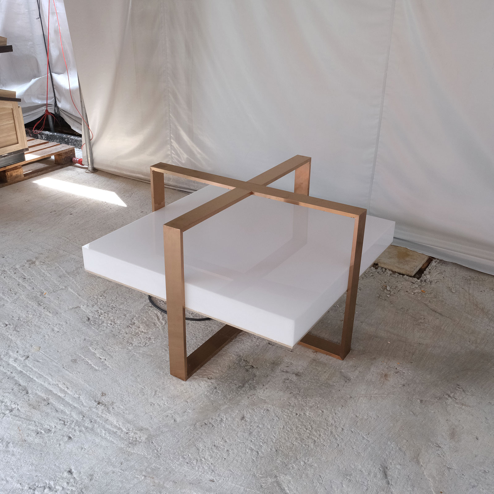 ชั้นวางโชว์สินค้า แท่นวางโชว์ ท็อปอะคริลิค โครงสแตนเลสสี Rose gold ดีไซน์สวย (1)