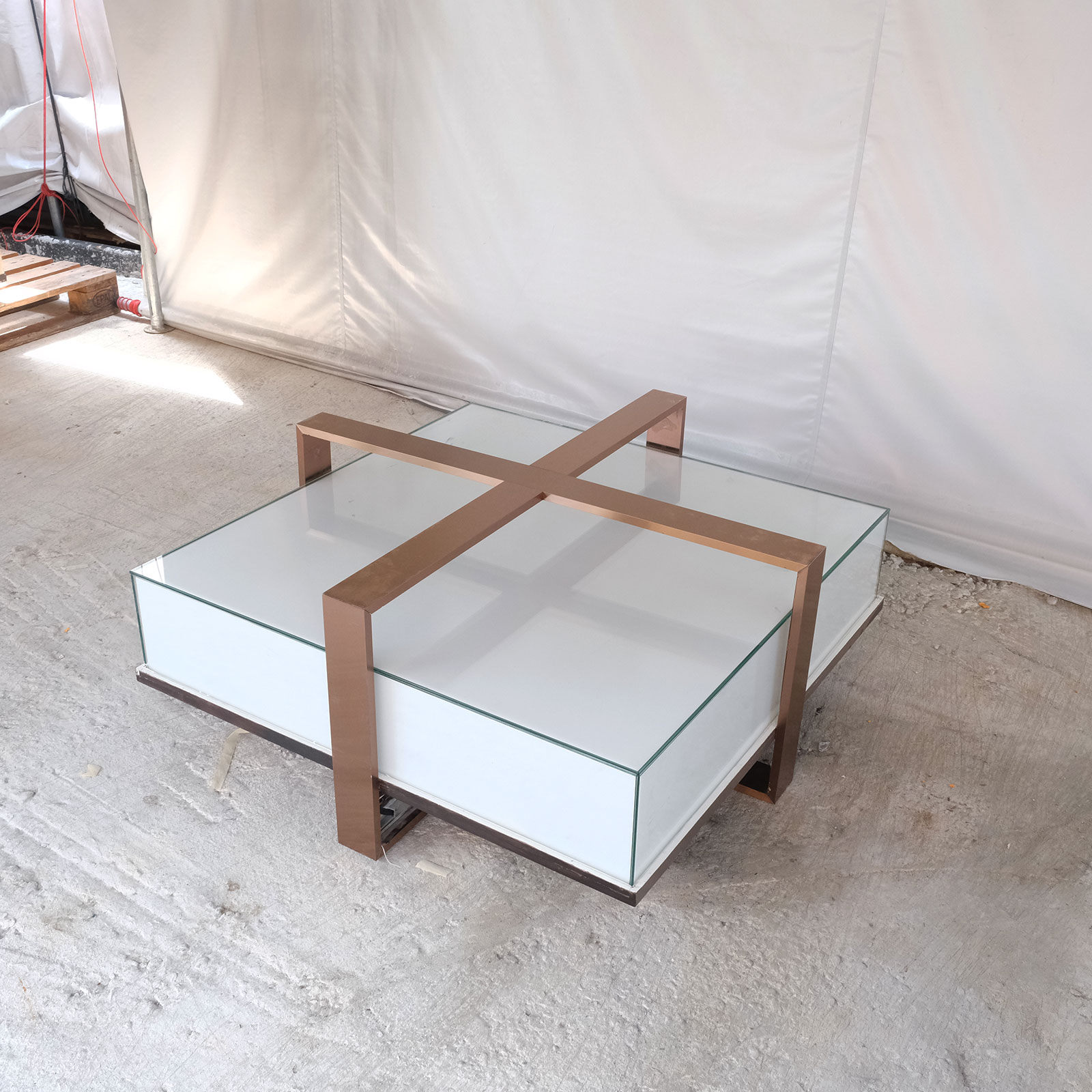 ชั้นวางโชว์สินค้า แท่นวางโชว์ ท็อปกระจก โครงสแตนเลสสี Rose gold ดีไซน์สวย (3)