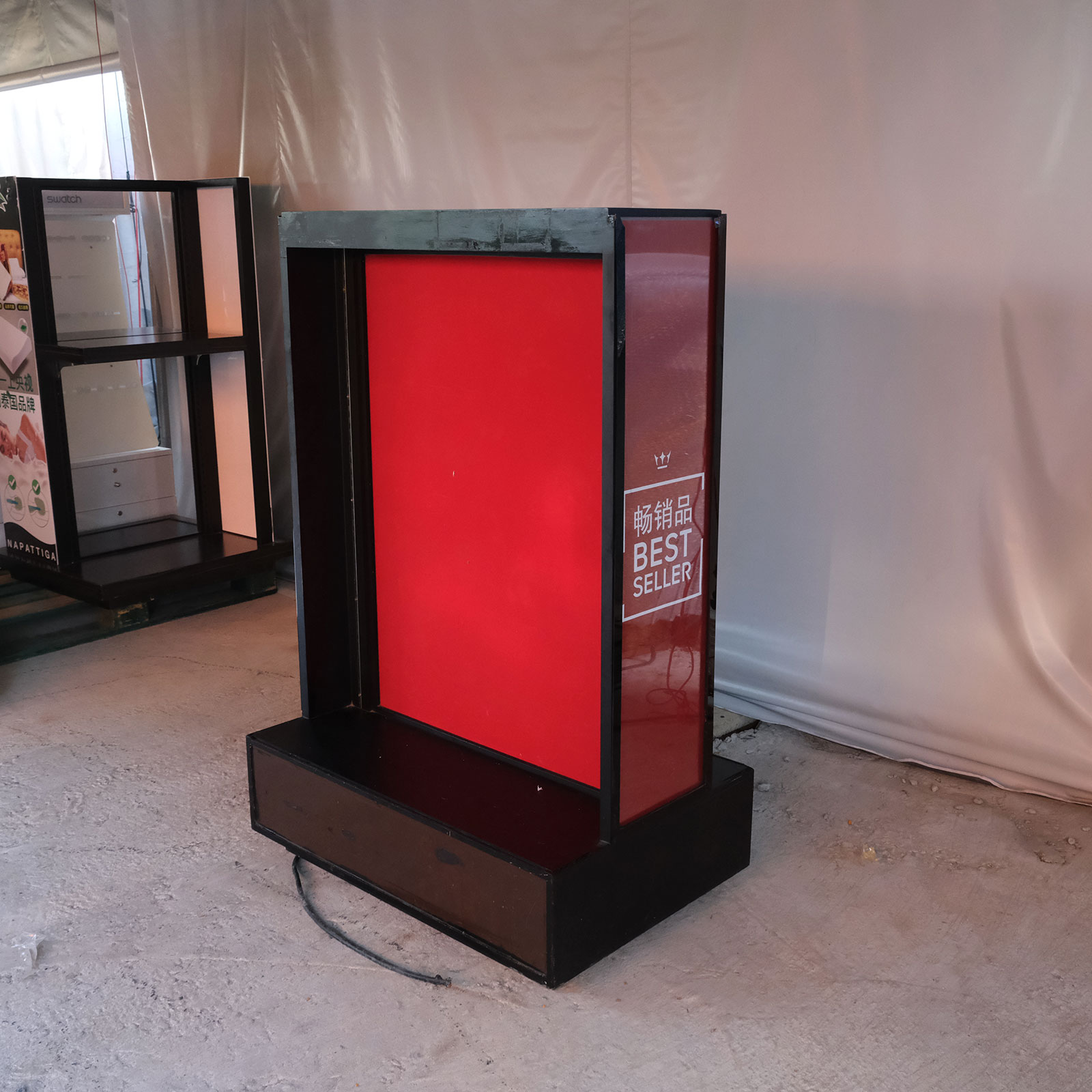 ชั้นวางสินค้า แบบไม่มีแผ่นชั้น (สีดำ-แดง) โครงไม้ มีลลิ้นชักเก็บของ (1)