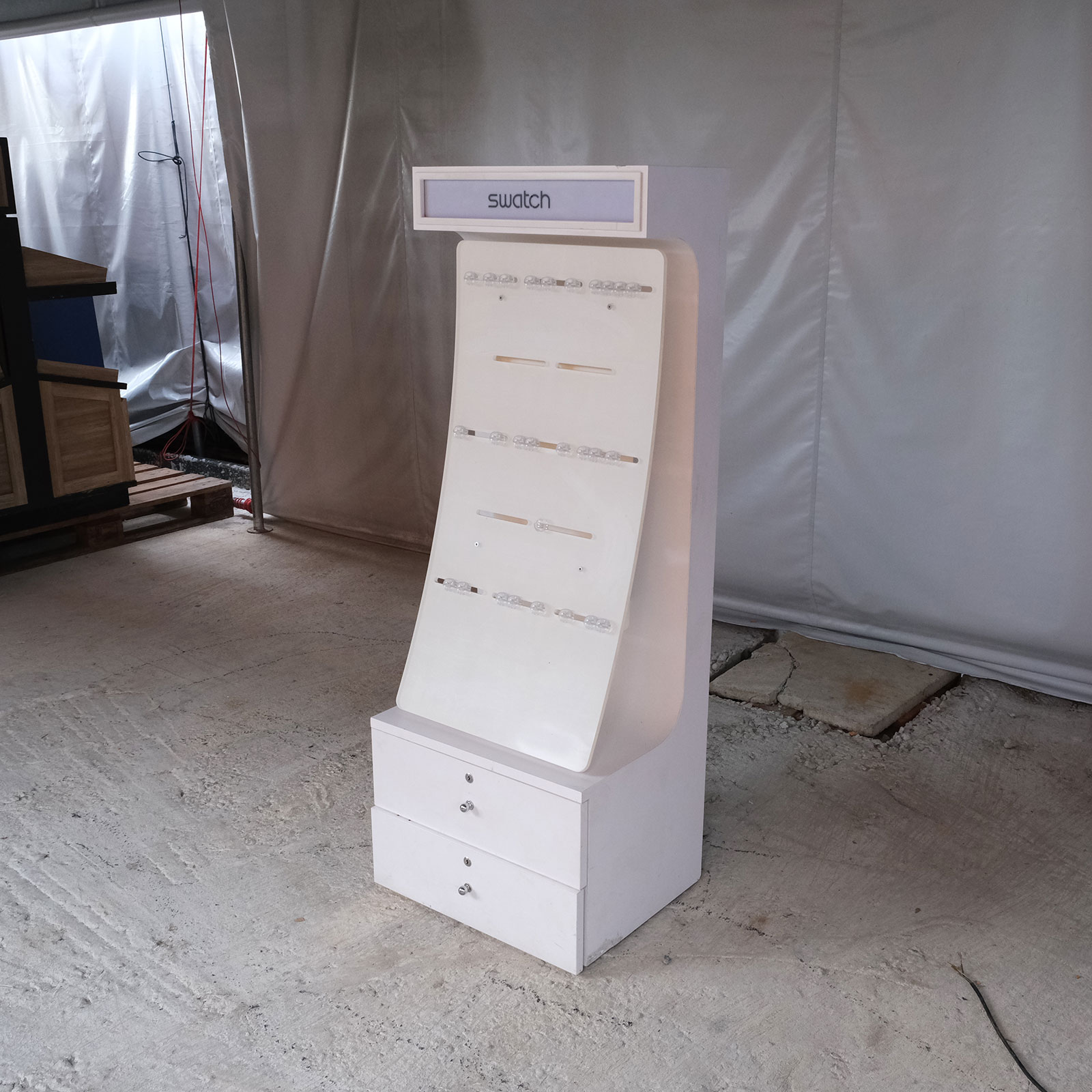 ชั้นโชว์นาฬิกา ชั้นโชว์สินค้าแบบแขวน โครงไม้สีขาว มี 2 ลิ้นชักเก็บของ (2)