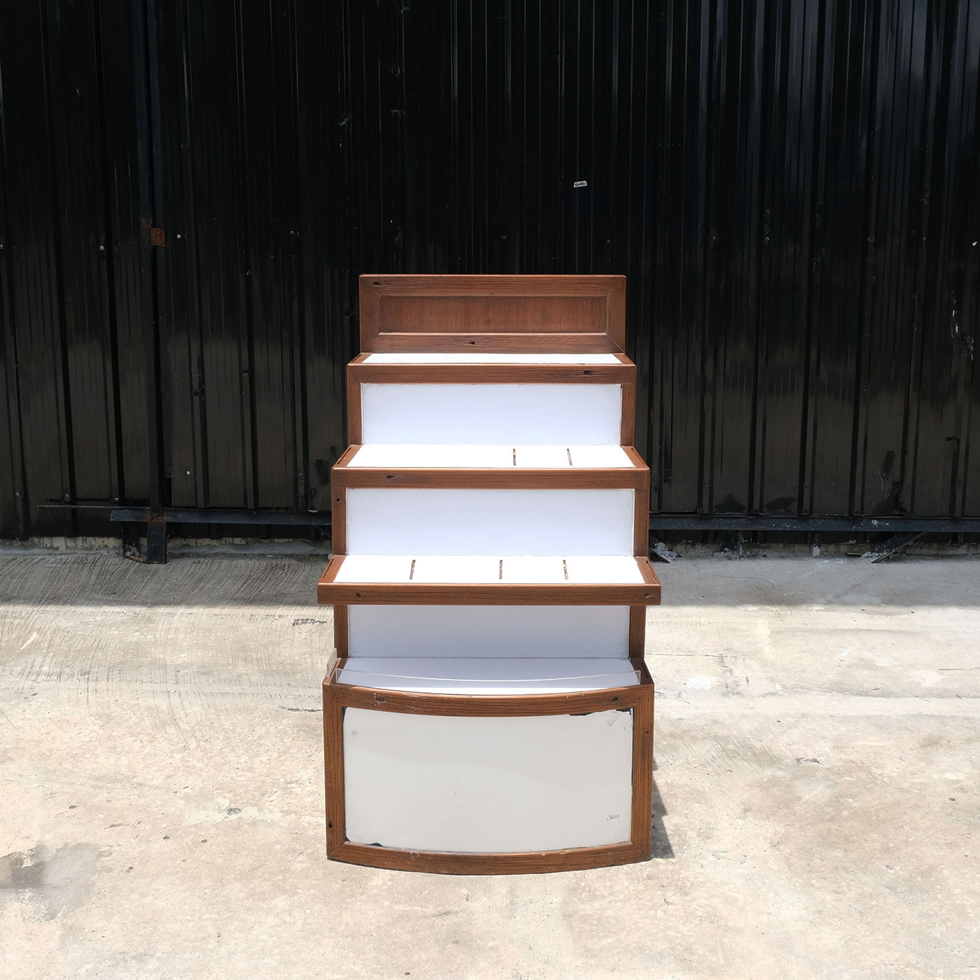 ชั้นไม้วางสินค้า 4 ชั้นวาง (น้ำตาล-ขาว) มีตู้เก็บของด้านหลัง (1)