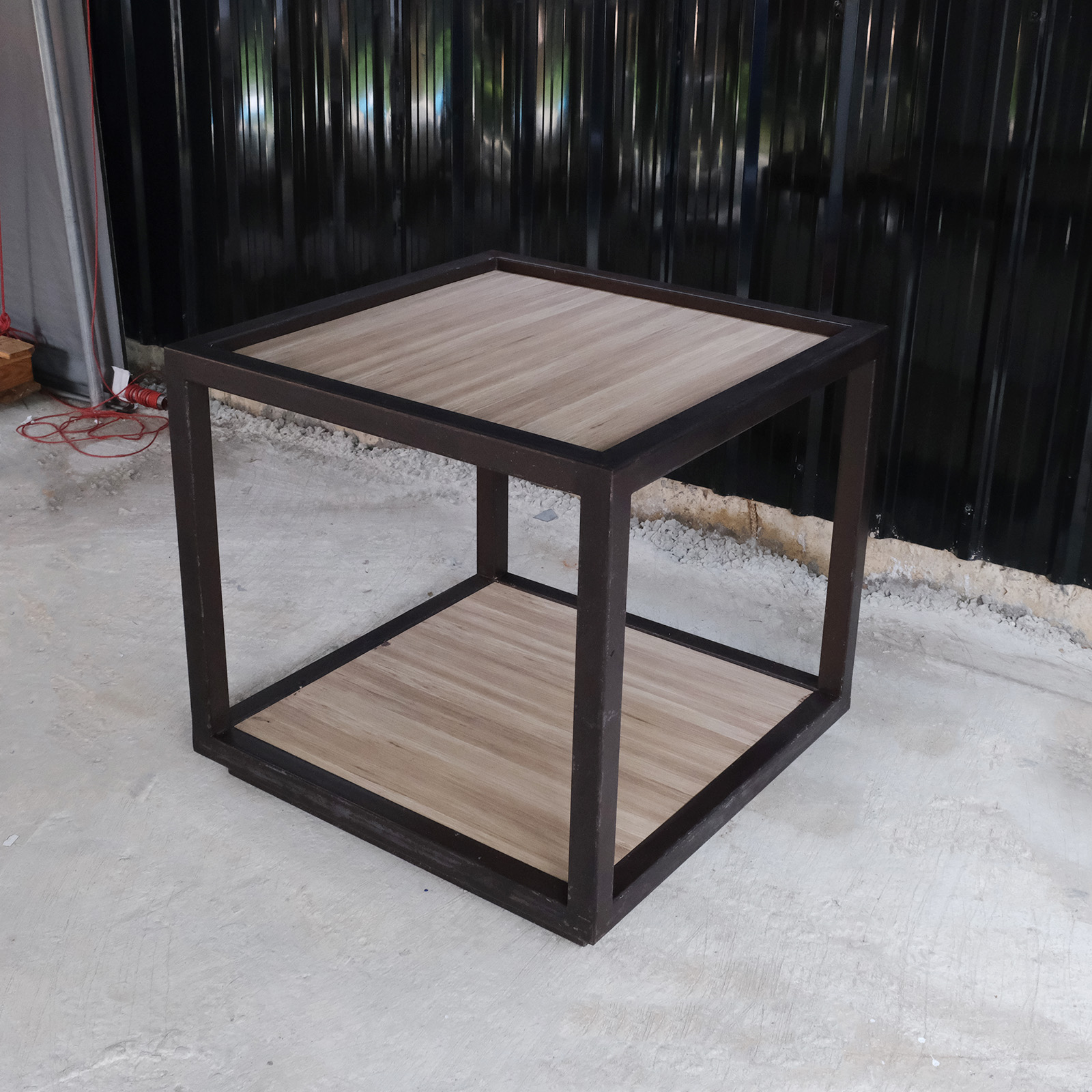 โต๊ะโชว์สินค้า แท่นวางโชว์ ชั้นวางลายไม้ โครงเหล็กสีน้ำตาล (3)