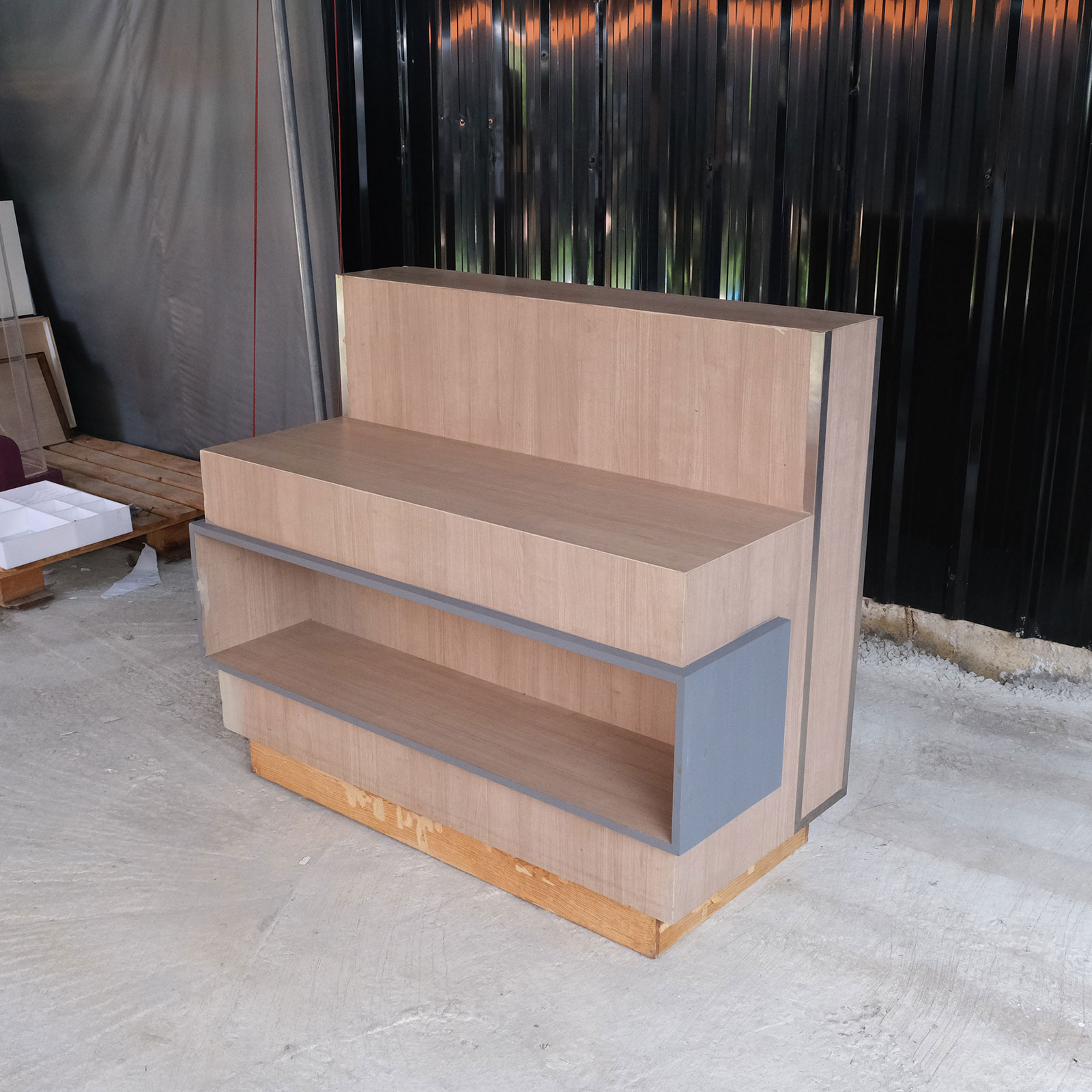 ชั้นวางสินค้า แท่นวางโชว์ แบบ 1 ฝั่ง โครงไม้ สีน้ำตาลลายไม้  มี 1 ช่องใส่ของ (1)