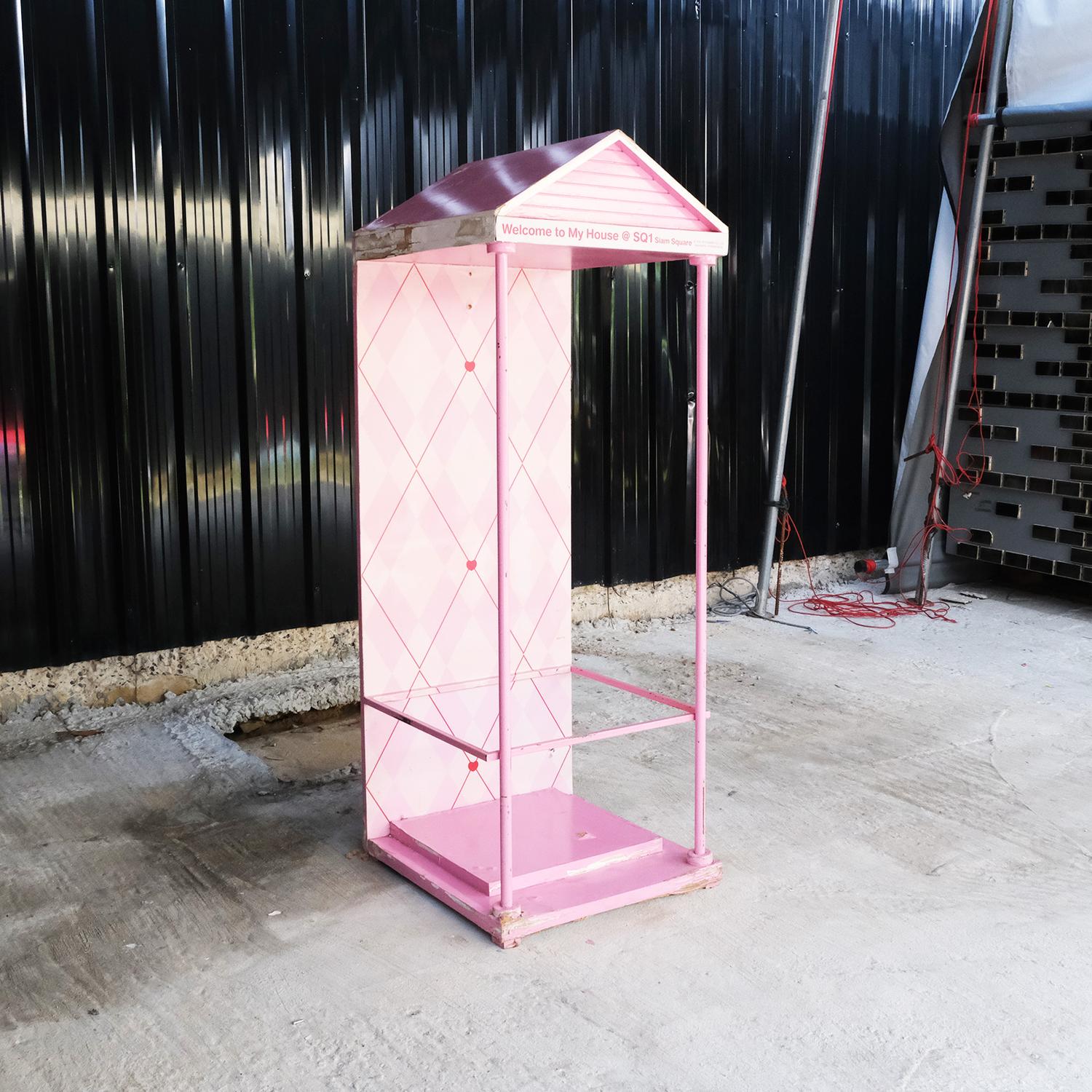 ชั้นไม้วางสินค้า แท่นโชว์สินค้า มีหลังคา สีชมพู (1)