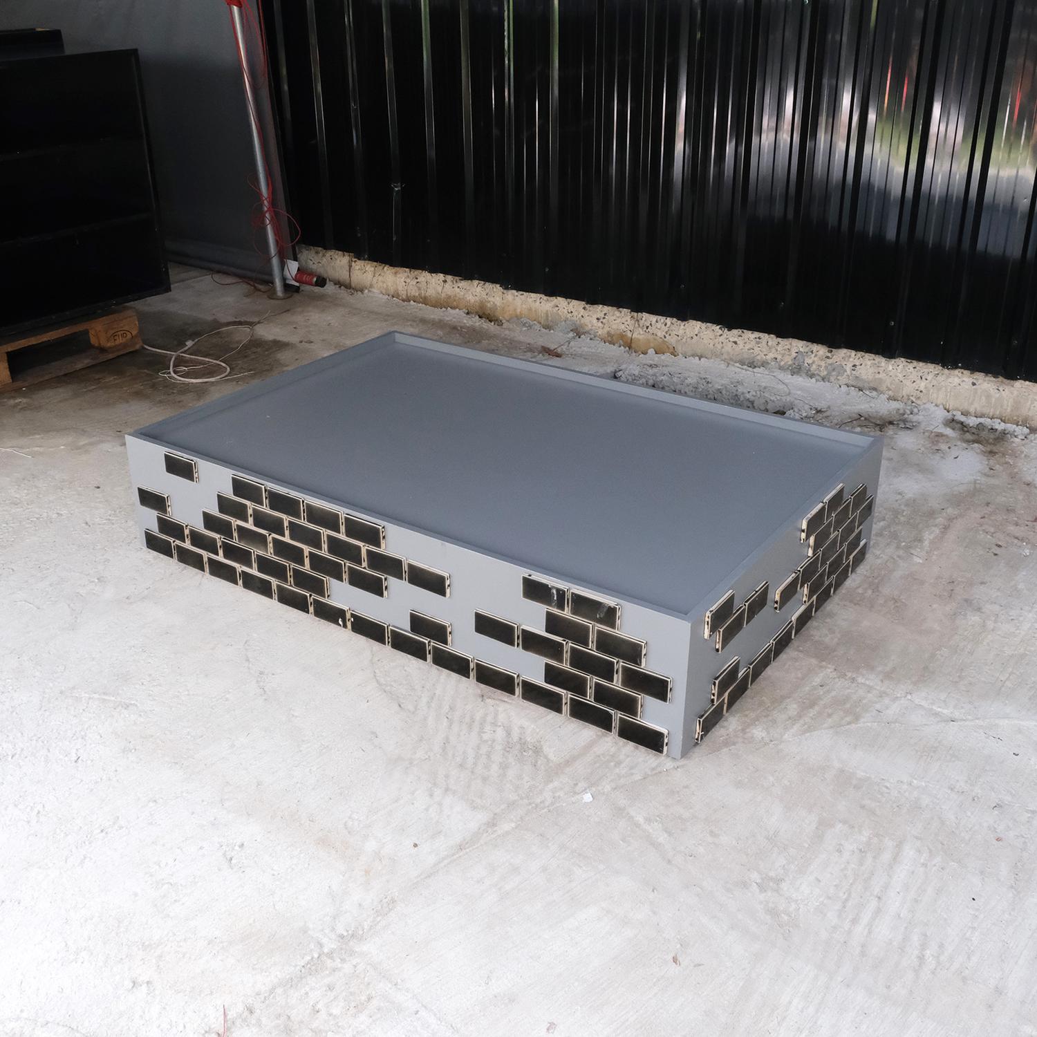 ถาดวางสินค้า โครงไม้สีเทาอมฟ้า ประดับอิฐสีน้ำตาล (11)