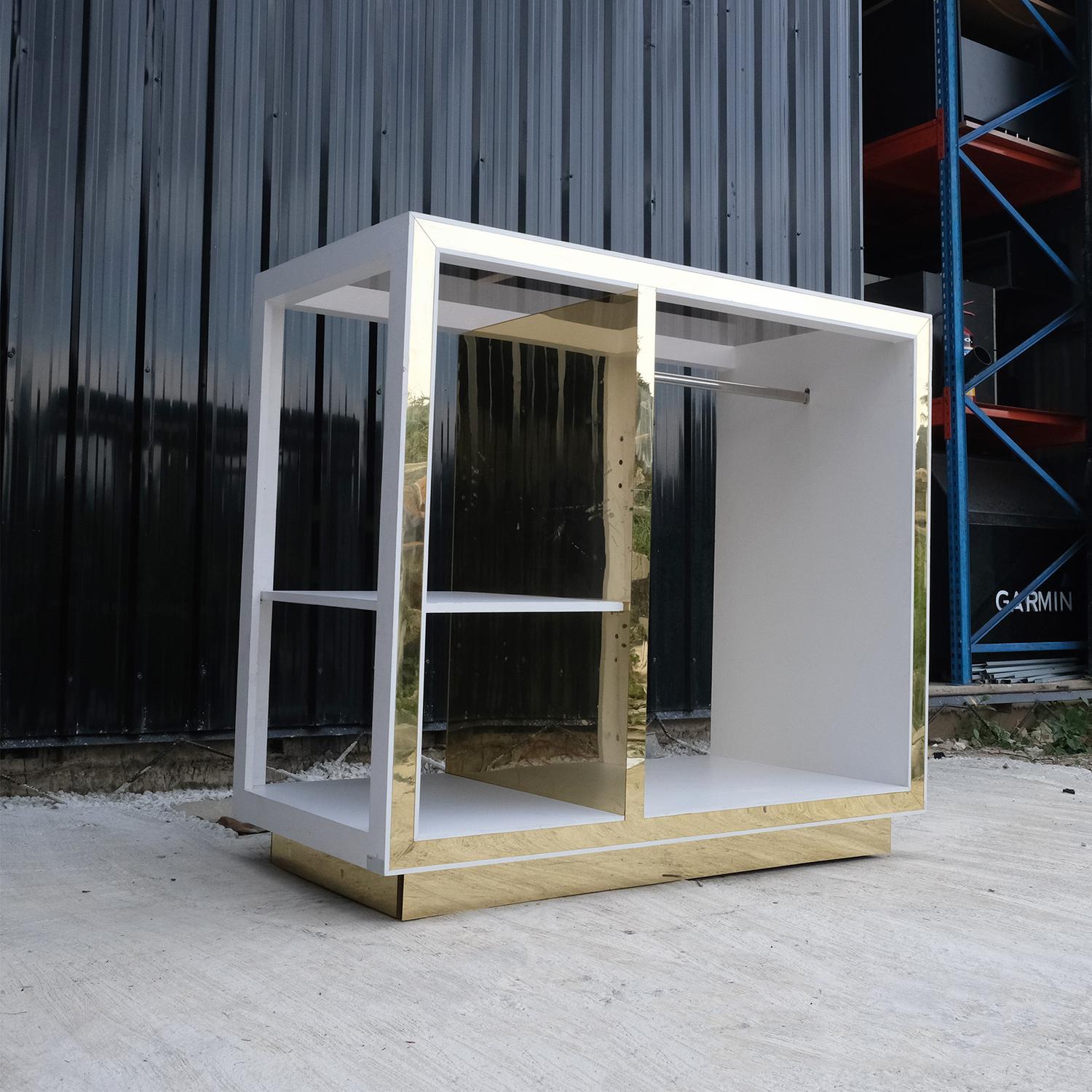 ชั้นวางสินค้า 1 ราวแขวน 2 ชั้นวาง ท็อปกระจก โครงไม้สีขาวตัดขอบสีทองเงา (1)