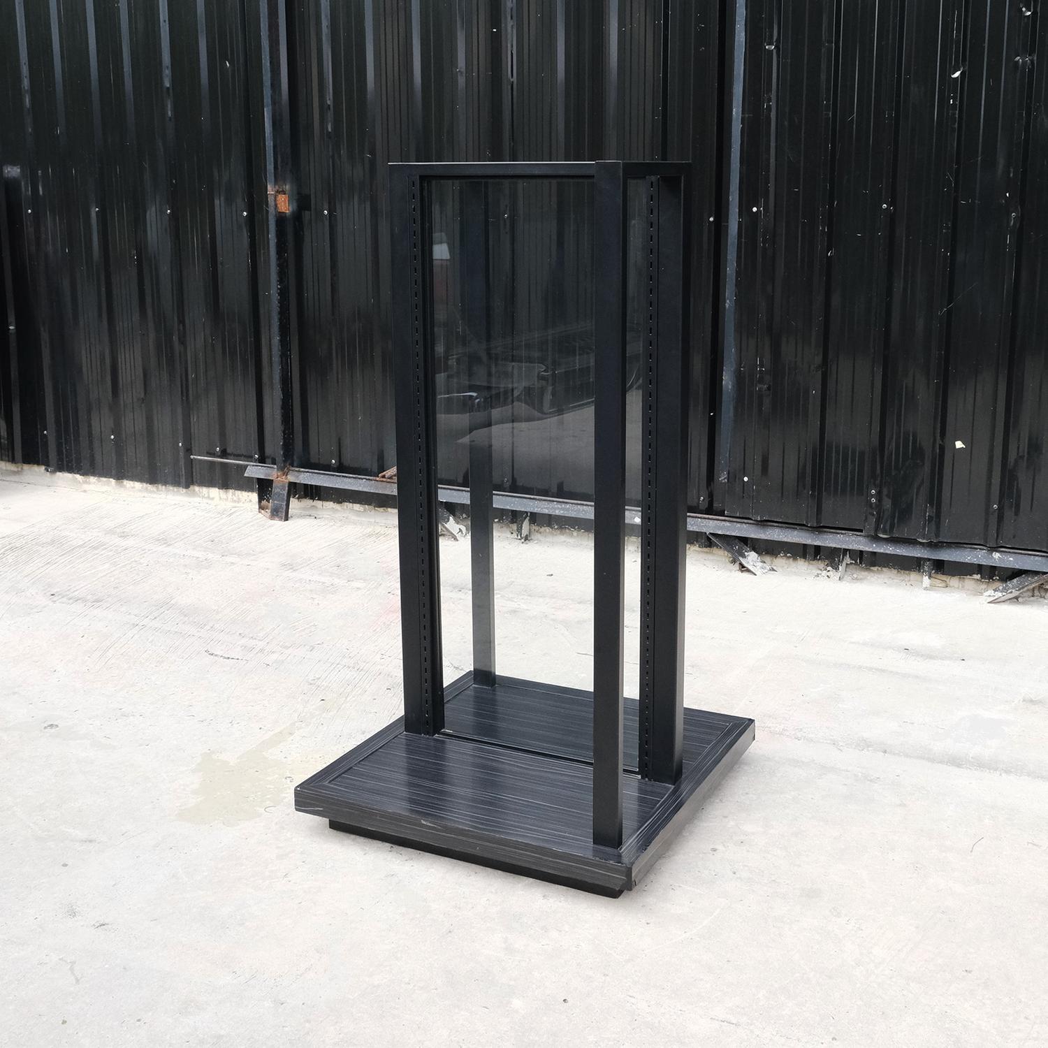 ชั้นวางสินค้า แบบ 2 ฝั่ง กระจกกั้นกลาง โครงเหล็กสีดำ ฐานไม้ (1)