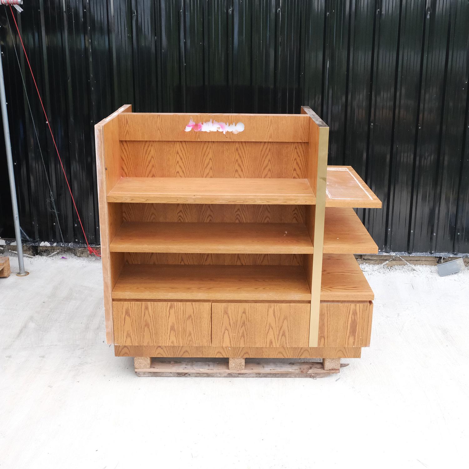 ชั้นไม้วางสินค้า แบบ 3 ด้าน 3 ชั้นวาง โครงไม้สีน้ำตาลลายไม้ มี 5 ลิ้นชักเก็บของ (1)