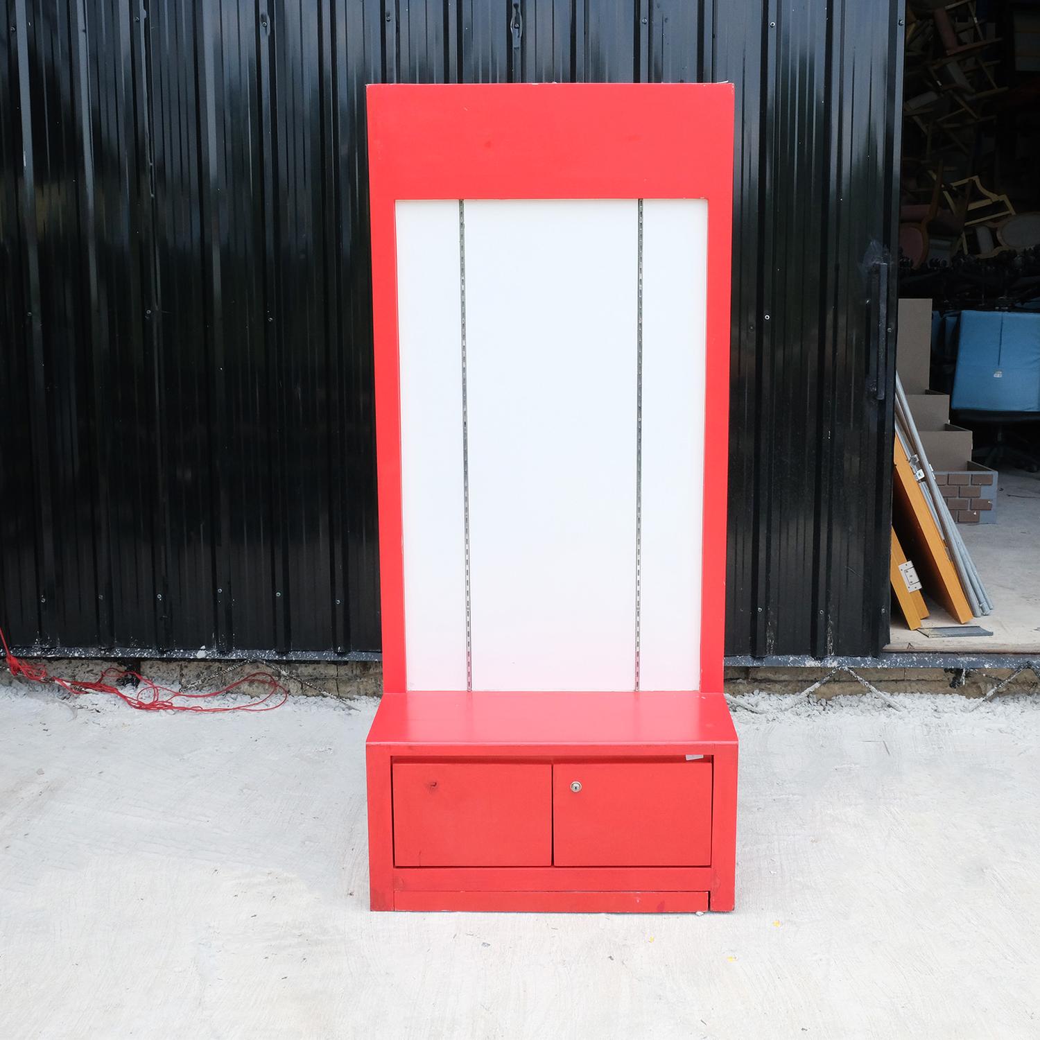 ชั้นไม้วางสินค้าทรงสูง หน้าโล่ง โครงไม้สีแดง-ขาว มี 2 ลิ้นชักเก็บของ (1)