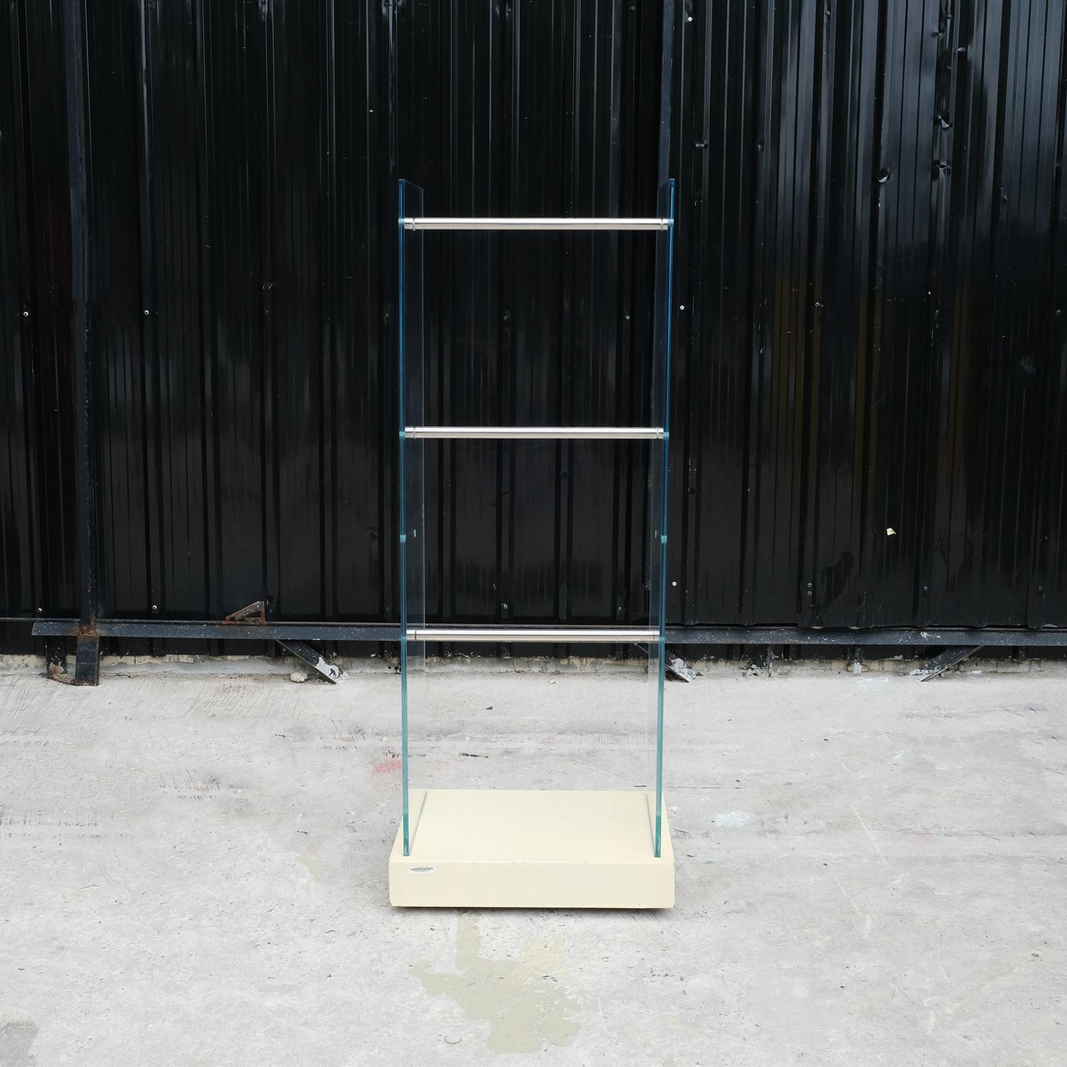 ราวแขวนสินค้า ชั้นแขวนสินค้า ผนังกระจก 2 ด้าน ราวแขวน 3 ราว ฐานไม้สีครีม (5)