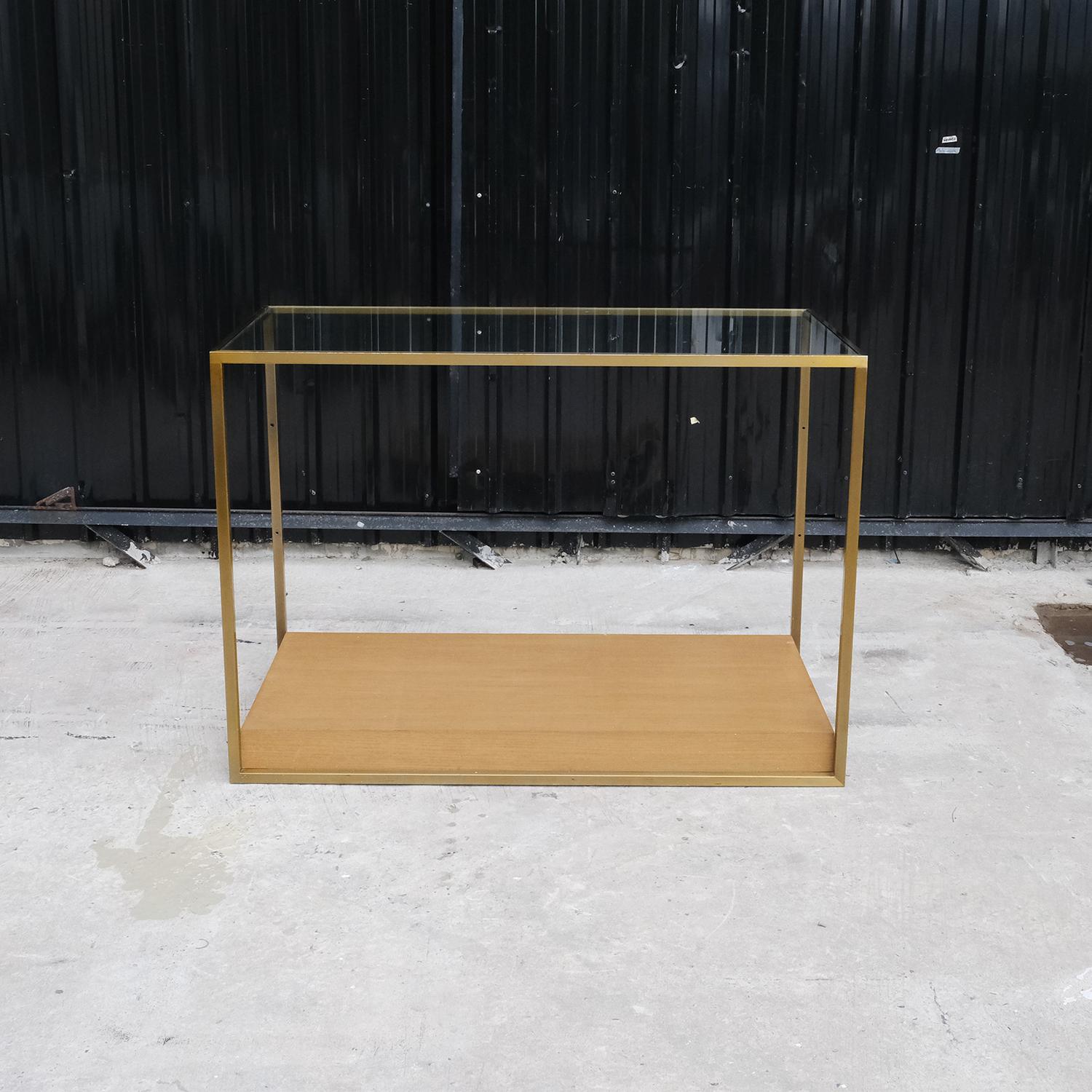 ชั้นโชว์สินค้า ชั้นวางสินค้า ท็อปกระจก โครงเหล็กสีทอง ฐานไม้สีน้ำตาล (1)