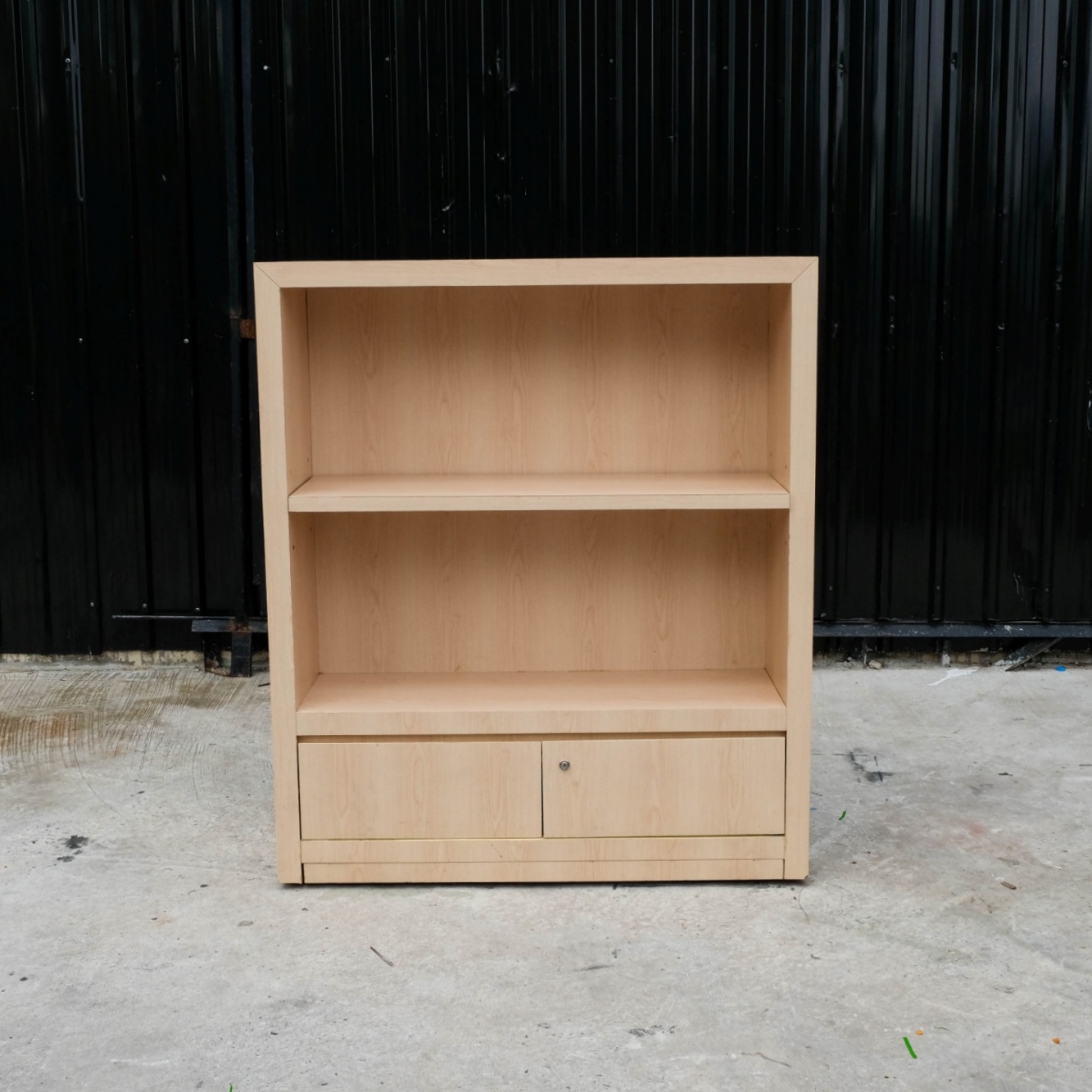 ชั้นวางสินค้า ชั้นวางของ 2 ชั้น มีตู้เก็บของ 2 บานเปิด โครงไม้สีน้ำตาลอ่อน (1)