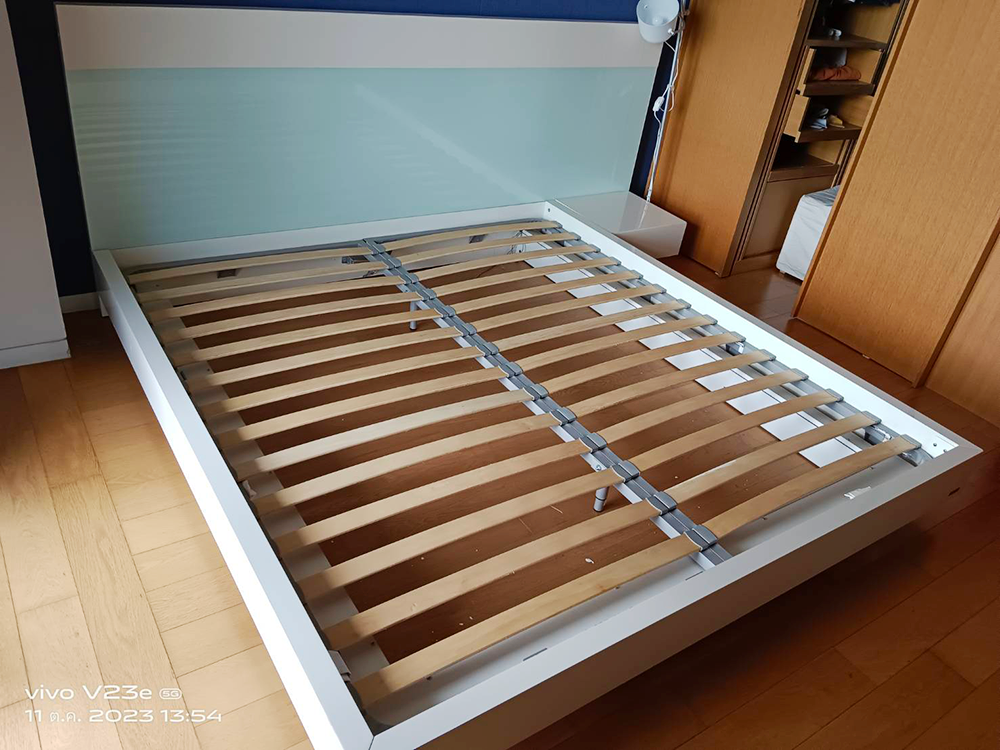 เตียง 6 ฟุต สีขาว หัวเตียงกระจก  วัสดุ high gloss  มีตู้ลิ้นชักเก็บของตรงมุมหัวเตียง trenddesign  (1)