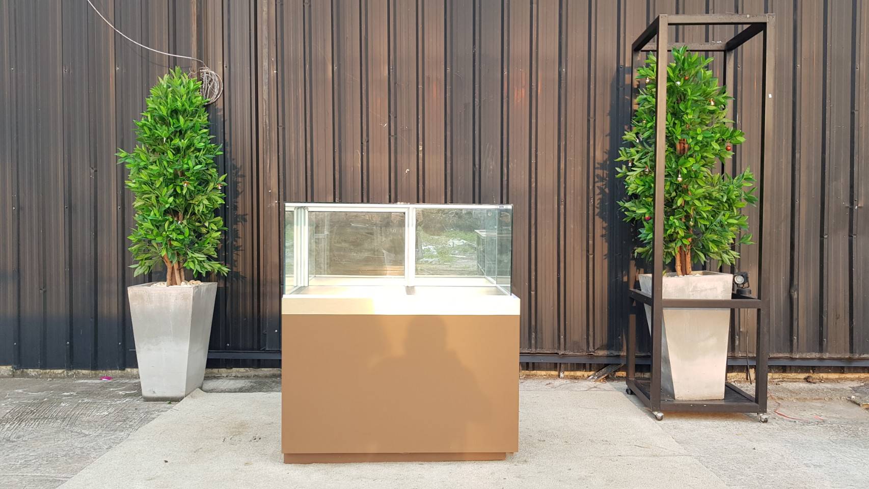 ตู้จิวเวลรี่ ตู้กระจกโชว์สินค้า 2 บานเปิด 1 ลิ้นชัก ฝั่งขวา สีน้ำตาล (1)