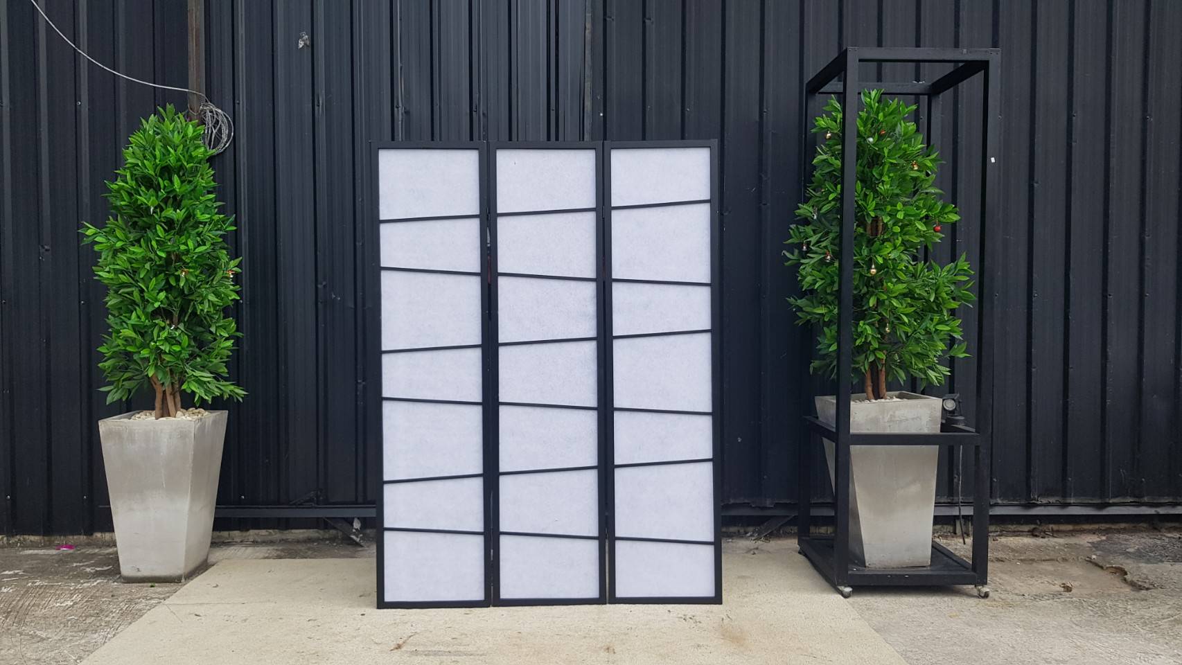 灰色实心屏风隔断，黑色钢架