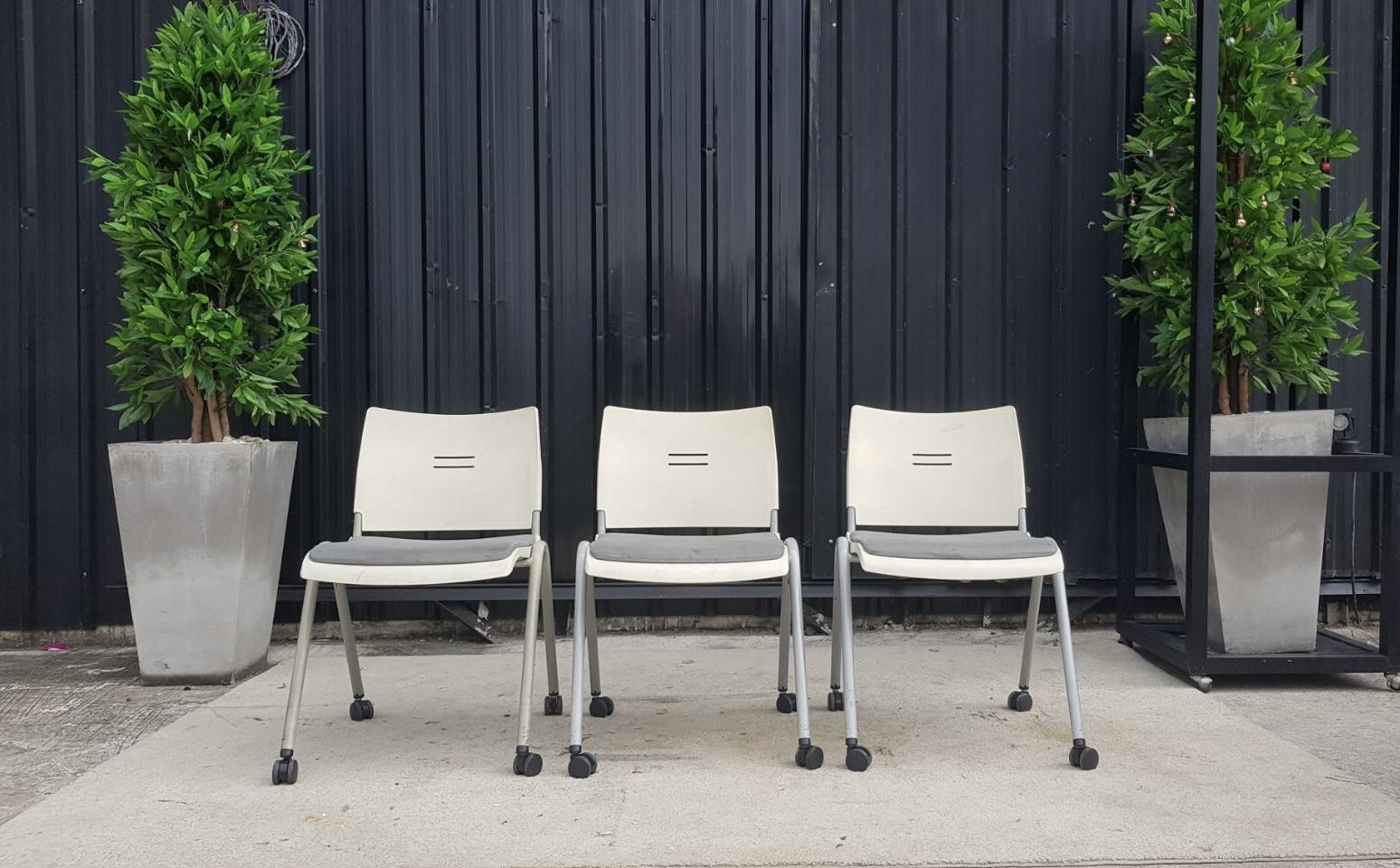 เก้าอี้ ขาเหล็ก ล้อเลื่อน เบาะผ้า สีเทา (3)