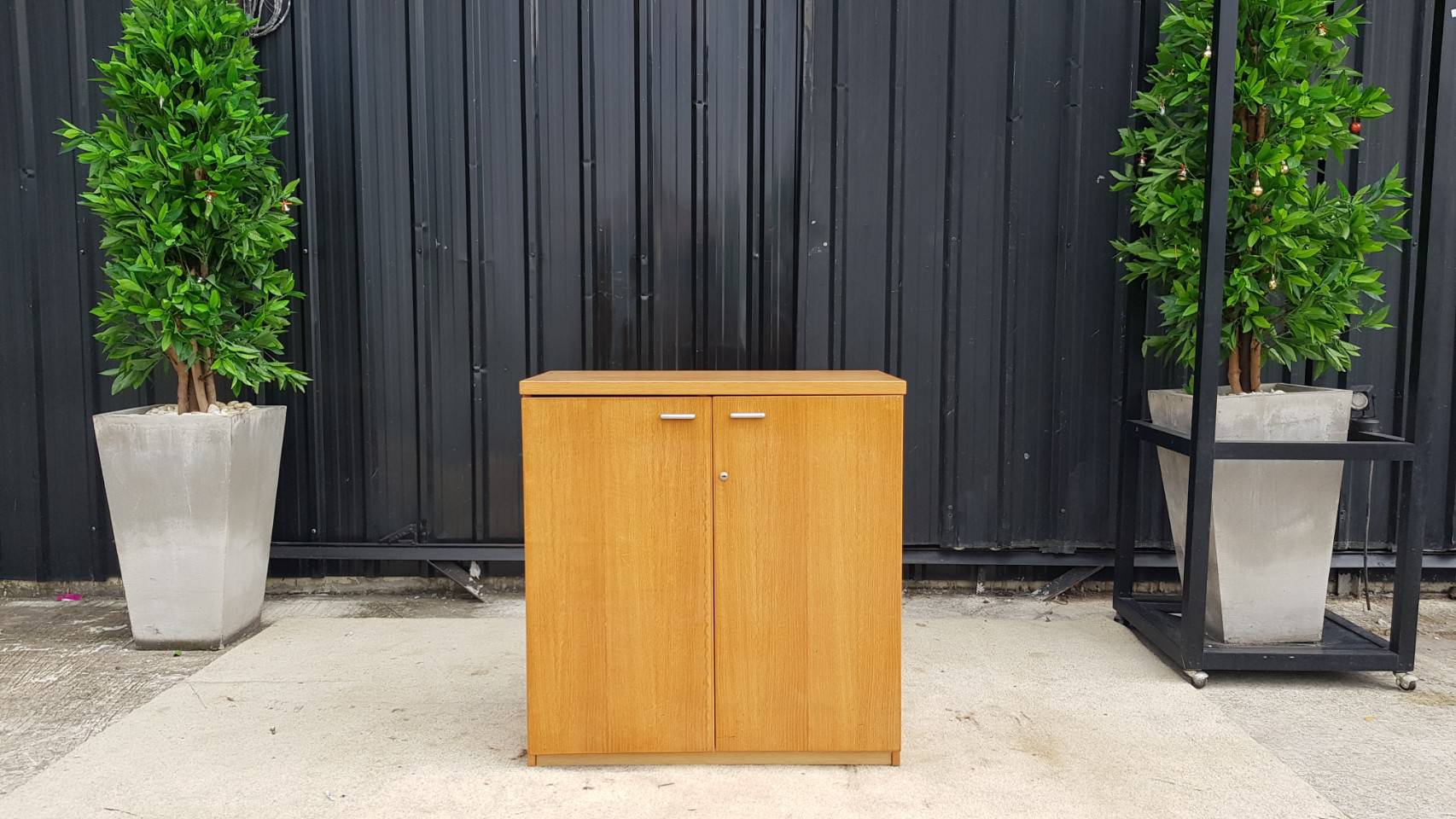 ตู้เอกสาร 2 บานเปิด โครงไม้ สีน้ำตาล (3)