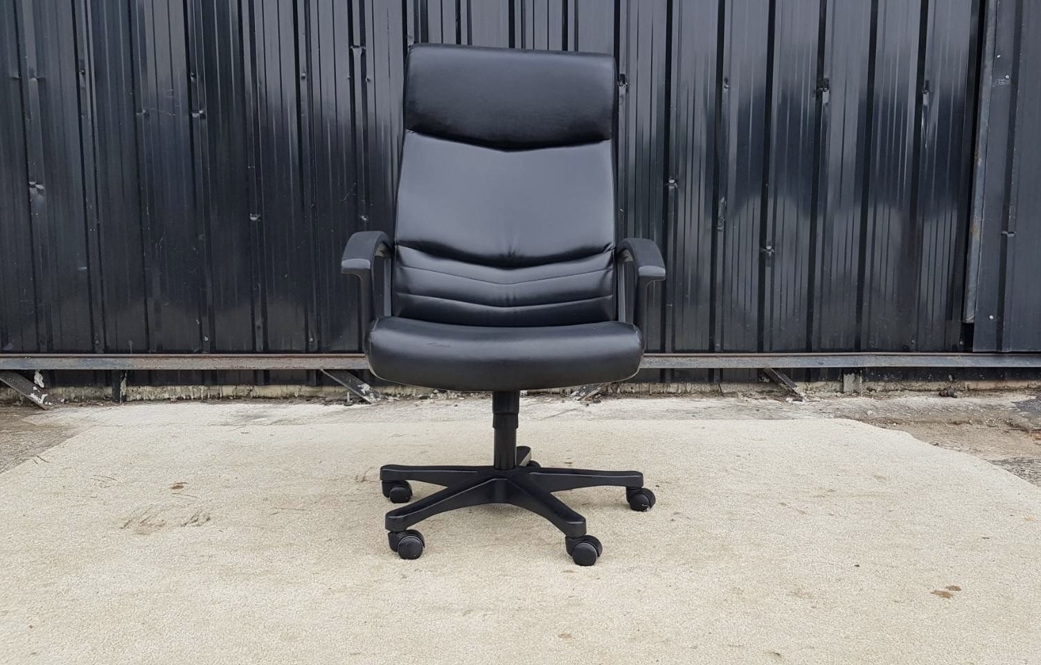 行政办公椅，黑色皮革坐垫