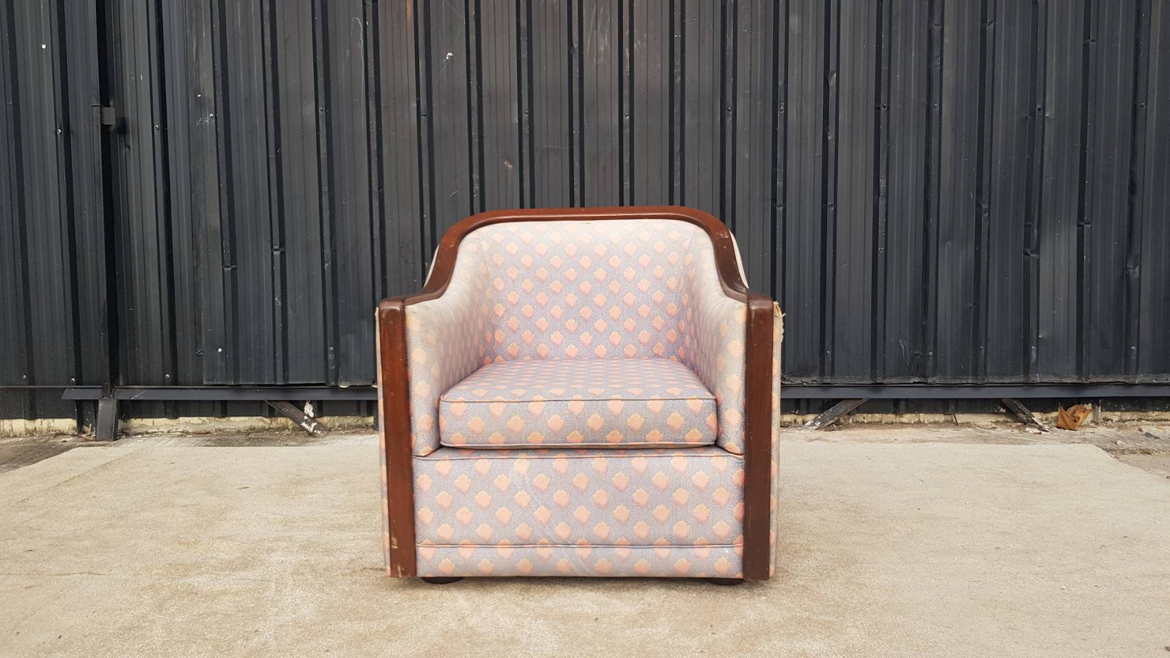 โซฟา 1 ที่นั่ง เบาะผ้าสีม่วงลายจุด เก้าอี้อาร์มแชร์โครงไม้ เบาะผ้า งานโรงแรม (1)